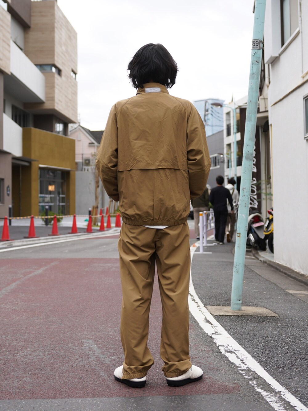 「キルティング、ロングコート、淡色コーデ、冬アウター、オトナカジュアル、おしゃれさんと繋がりたい、シンプルコーデ、休日スタイル、オーバーサイズ、着回しコーデ、マイベストコーデ2024、ゆるコーデ、スポーツミックス、きれいめカジュアル、冬のコーデ」｜「MANASTASHのMANASTASH×MASTERPIECE SOUND/マナスタッシュ×マスターピースサウンド/TRACK JACKET/トラックジャケット（ブルゾン、ベージュ系）」を使った、yusuke061019さん（メンズ・173cm）の冬コーディネートの6枚目の写真