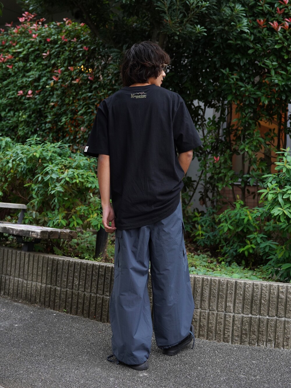 「おしゃ見えテクニック、ニット、デニム、レイヤードスタイル、古着MIX、日常に魔法を、シンプルスタイル、お洒落さんとつながりたい、メンズコーデ、オトナカジュアル」｜「MANASTASHのMANASTASH/マナスタッシュ/TWIN PEAKS TEE 01/ツイン・ピークスTシャツ01（Tシャツ/カットソー、ブラック系）」を使った、yusuke061019さん（メンズ・173cm）の秋コーディネートの3枚目の写真