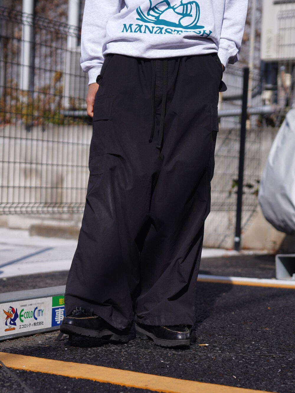 「ニットワンピース、イヤーマフ、チェックパンツ、ボアジャケット、真冬のあったかスタイル、ジップパーカー、シンプルコーデ、メンズファッション、大人カジュアル、秋冬コーデ、シンプル、休日コーデ、セットアップ、カジュアルコーデ、低身長コーデ」｜「MANASTASHのMANASTASH/マナスタッシュ/CREW SWEAT BE PREPARED（スウェット、グレー系）」を使った、yusuke061019さん（メンズ・173cm）の冬コーディネートの6枚目の写真