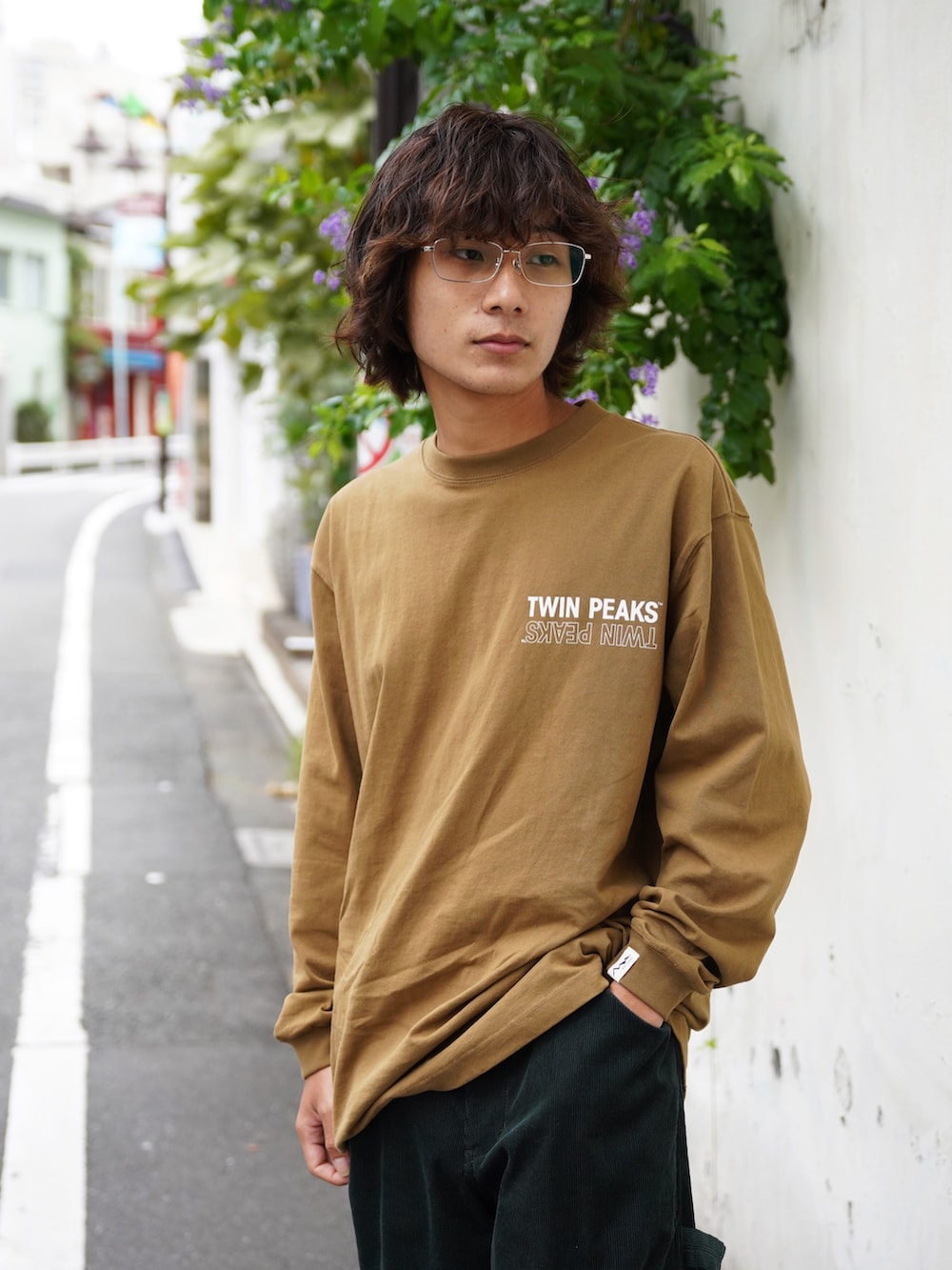 「レザー、キルティング、ロングコート、ブラウン、古着MIX、セットアップ、カーゴパンツ、シンプルスタイル、ゆるコーデ、大人カジュアル」｜「MANASTASHのMANASTASH/マナスタッシュ/TWIN PEAKS L/S TEE 01（Tシャツ/カットソー、ブラウン系）」を使った、yusuke061019さん（メンズ・173cm）の秋コーディネートの4枚目の写真