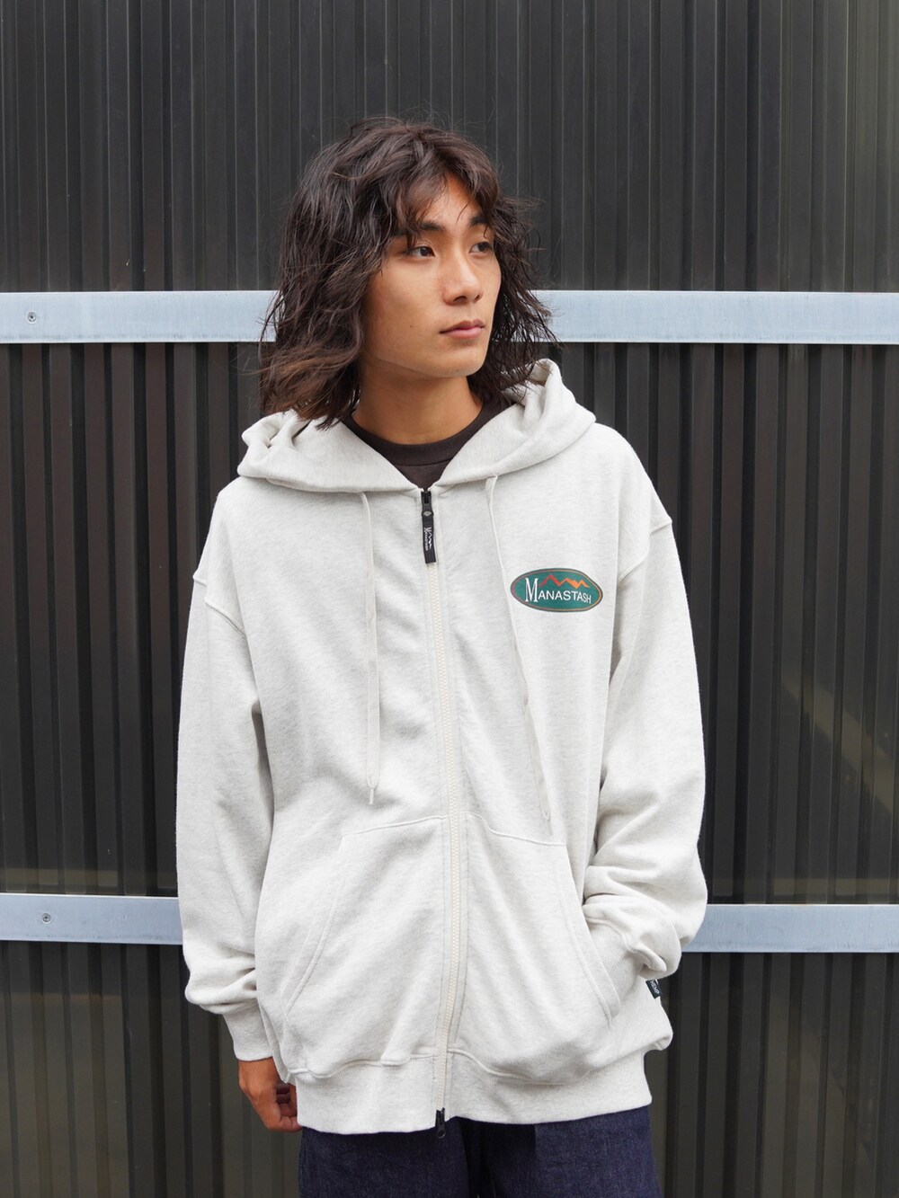 「ワイドデニム、ローファー、ワイドパンツ、サングラス、スニーカー、休日スタイル、ラフコーデ、秋っぽコーデ更新中、ヴィンテージ、メガネ男子」｜「MANASTASHのMANASTASH/マナスタッシュ/CASCADE HOODIE ORIGINAL LOGO（パーカー、ベージュ系）」を使った、yusuke061019さん（メンズ・173cm）の秋コーディネートの4枚目の写真