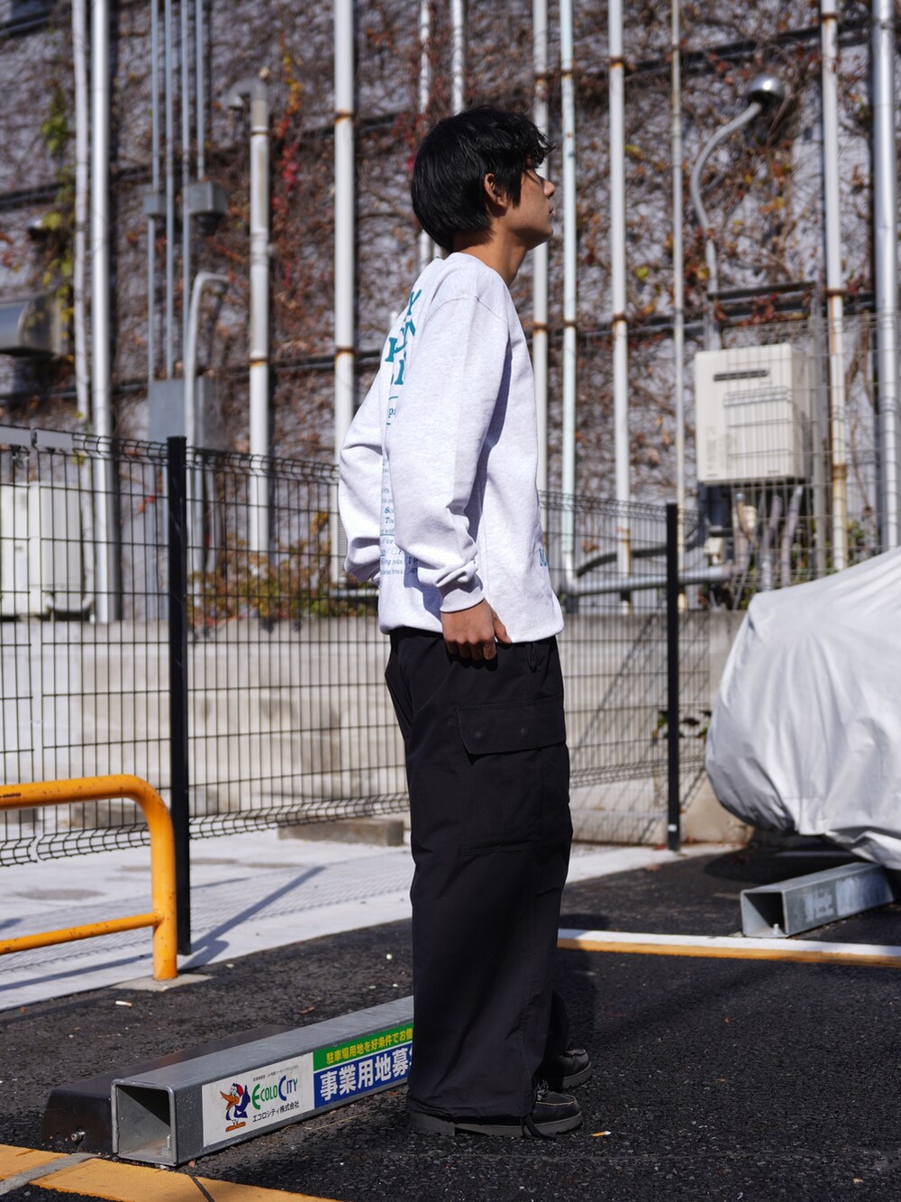 「ニットワンピース、イヤーマフ、チェックパンツ、ボアジャケット、真冬のあったかスタイル、ジップパーカー、シンプルコーデ、メンズファッション、大人カジュアル、秋冬コーデ、シンプル、休日コーデ、セットアップ、カジュアルコーデ、低身長コーデ」｜「MANASTASHのMANASTASH/マナスタッシュ/CREW SWEAT BE PREPARED（スウェット、グレー系）」を使った、yusuke061019さん（メンズ・173cm）の冬コーディネートの2枚目の写真