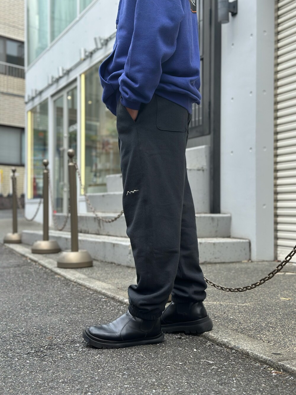 「ワイドパンツ、ヴィンテージ、韓国ファッション、デートコーデ、チェック、セットアップ、アディダス、ビッグシルエット、ブラック、キレイめカジュアル」｜「MANASTASHのMANASTASH/マナスタッシュ/CASCADE PANTS/カスケードパンツ（スウェットパンツ、ブラック系）」を使った、yusuke061019さん（メンズ・173cm）の秋コーディネートの8枚目の写真