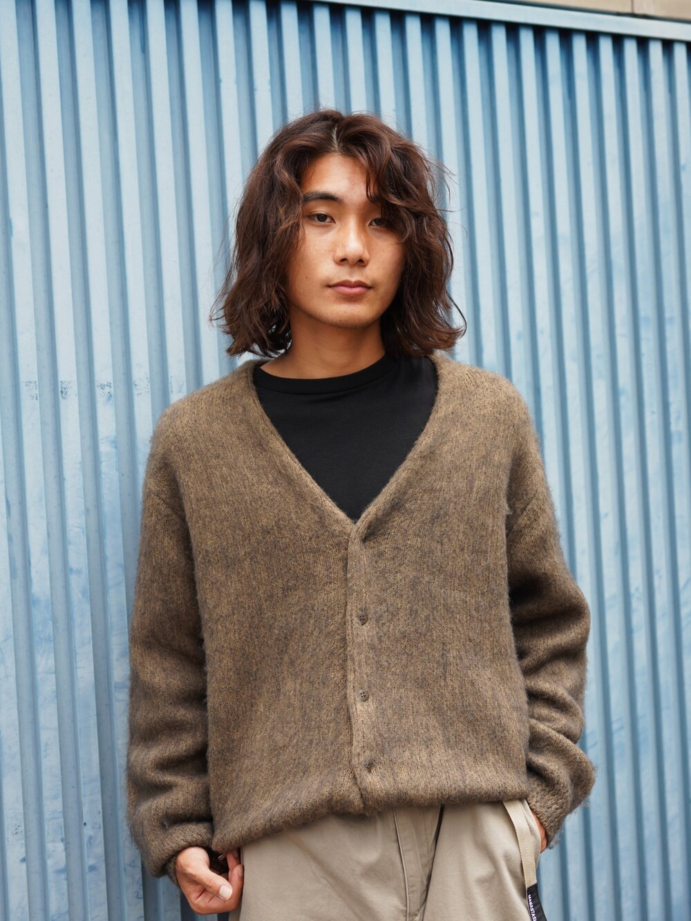 「おしゃ見えテクニック、デニム、レイヤードスタイル、スポーツミックス、秋コーデ、シンプルスタイル、おしゃれさんと繋がりたい、休日スタイル、スニーカー、オールブラック」｜「MANASTASHのMANASTASH/マナスタッシュ/FLEX CLIMBER WIDE LEG PANTS（チノパンツ、グレー系）」を使った、yusuke061019さん（メンズ・173cm）の秋コーディネートの7枚目の写真