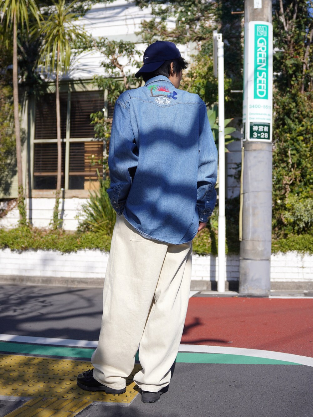 「ニットワンピース、イヤーマフ、チェックパンツ、ジップパーカー、真冬のあったかスタイル、ボアジャケット、シンプルコーデ、休日コーデ、メンズファッション、お出かけコーデ、大人カジュアル、ラフコーデ、きれいめカジュアル、最近のいい感じコーデ、アメカジコーデ」｜「MANASTASHのMANASTASH/マナスタッシュ/WESTERN EMB. SHIRT（シャツ/ブラウス、ブルー系）」を使った、yusuke061019さん（メンズ・173cm）の冬コーディネートの3枚目の写真