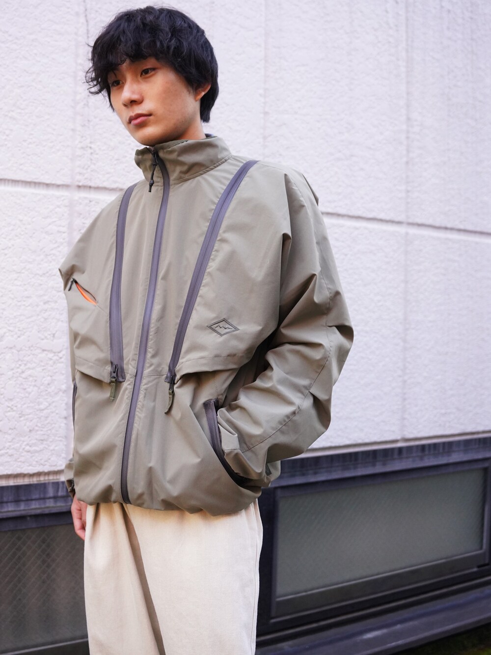 「ニットワンピース、イヤーマフ、チェックパンツ、ボアジャケット、ジップパーカー、真冬のあったかスタイル、ゆるコーデ、カジュアルコーデ、ワイドパンツ、おしゃれさんと繋がりたい、ブラック、初春コーデ、ラクチンコーデ、低身長コーデ、おじさん」｜「MANASTASHのMANASTASH/マナスタッシュ/EXTRA MILE TRANSFORM JACKET（ブルゾン、グリーン系）」を使った、yusuke061019さん（メンズ・173cm）の冬コーディネートの4枚目の写真