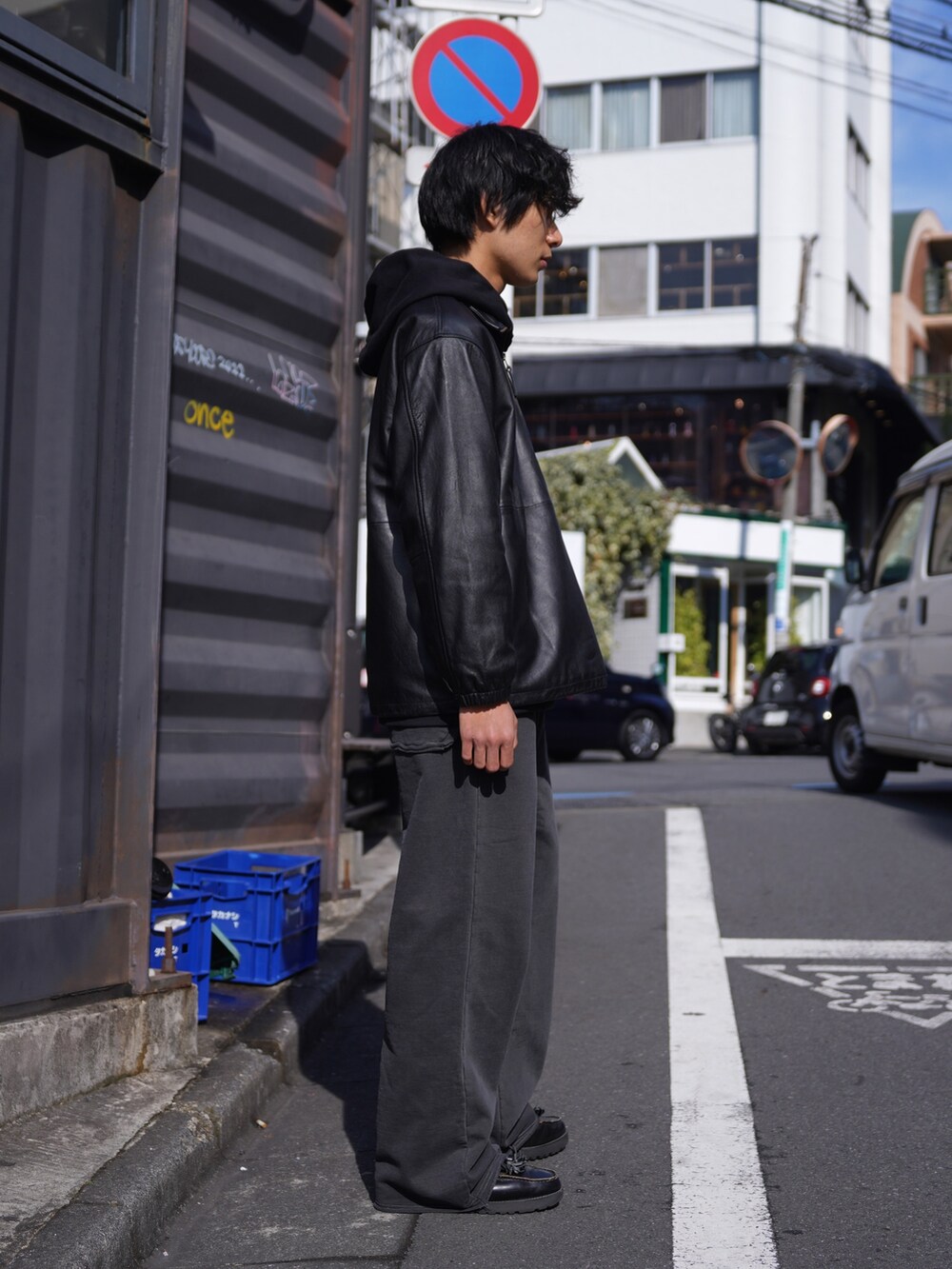 「ニットワンピース、イヤーマフ、チェックパンツ、ボアジャケット、ジップパーカー、真冬のあったかスタイル、シンプルコーデ、秋冬コーデ、メンズファッション、シンプル、大人カジュアル、休日コーデ、カジュアルコーデ、低身長コーデ、セットアップ」｜「MANASTASHのMANASTASH/マナスタッシュ/MANA PIG SWEAT PANTS（スウェットパンツ、ブラック系）」を使った、yusuke061019さん（メンズ・173cm）の冬コーディネートの2枚目の写真