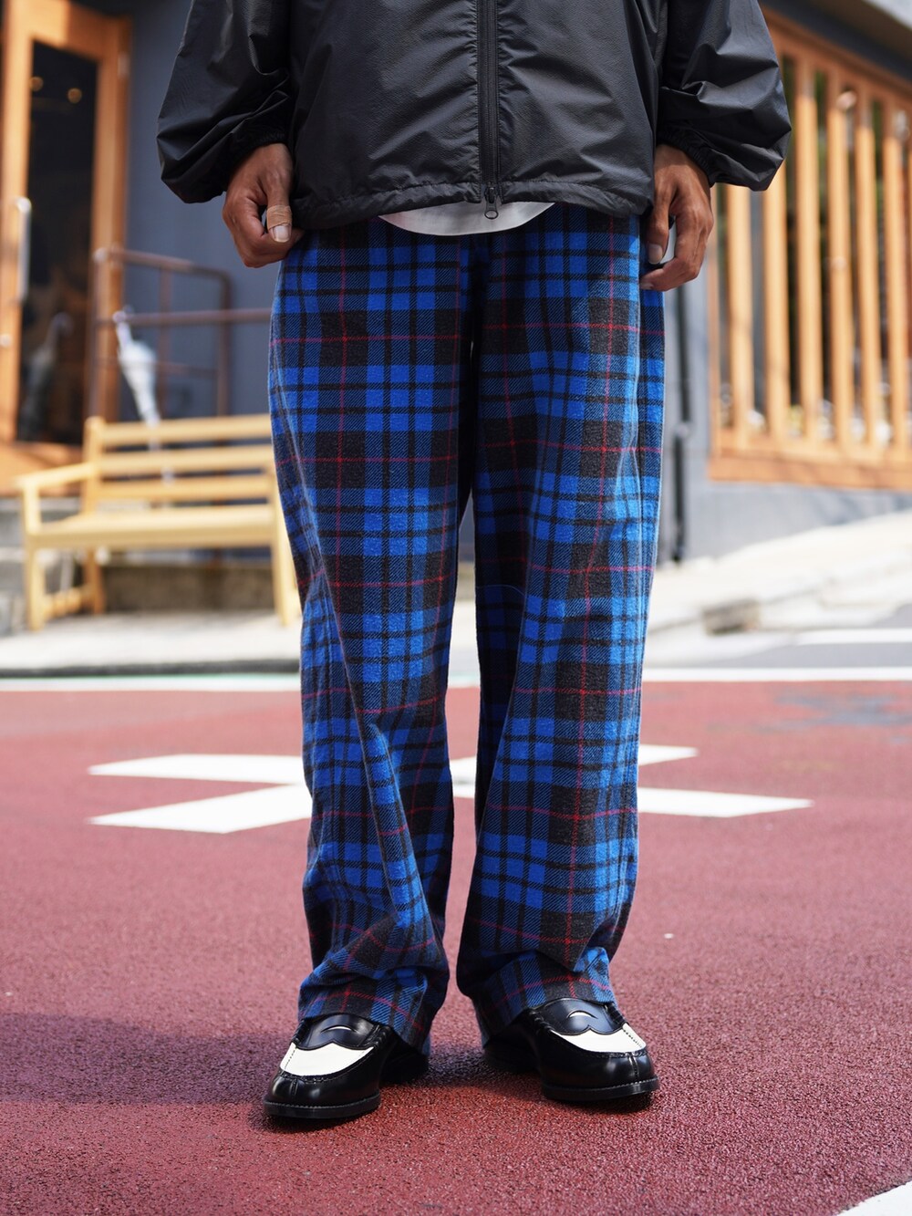 「レイヤードスタイル、秋っぽコーデ更新中、お洒落さんとつながりたい、メガネ男子、原宿系、マナスタッシュ、マナスタ、マナスタッシュづくし、マナスタイル、マナスタッサー」｜「MANASTASHのMANASTASH/マナスタッシュ/M-RIP COMPACT PARKA/マイクロリップコンパクトパーカー（ナイロンジャケット、ブラック系）」を使った、yusuke061019さん（メンズ・173cm）の秋コーディネートの8枚目の写真