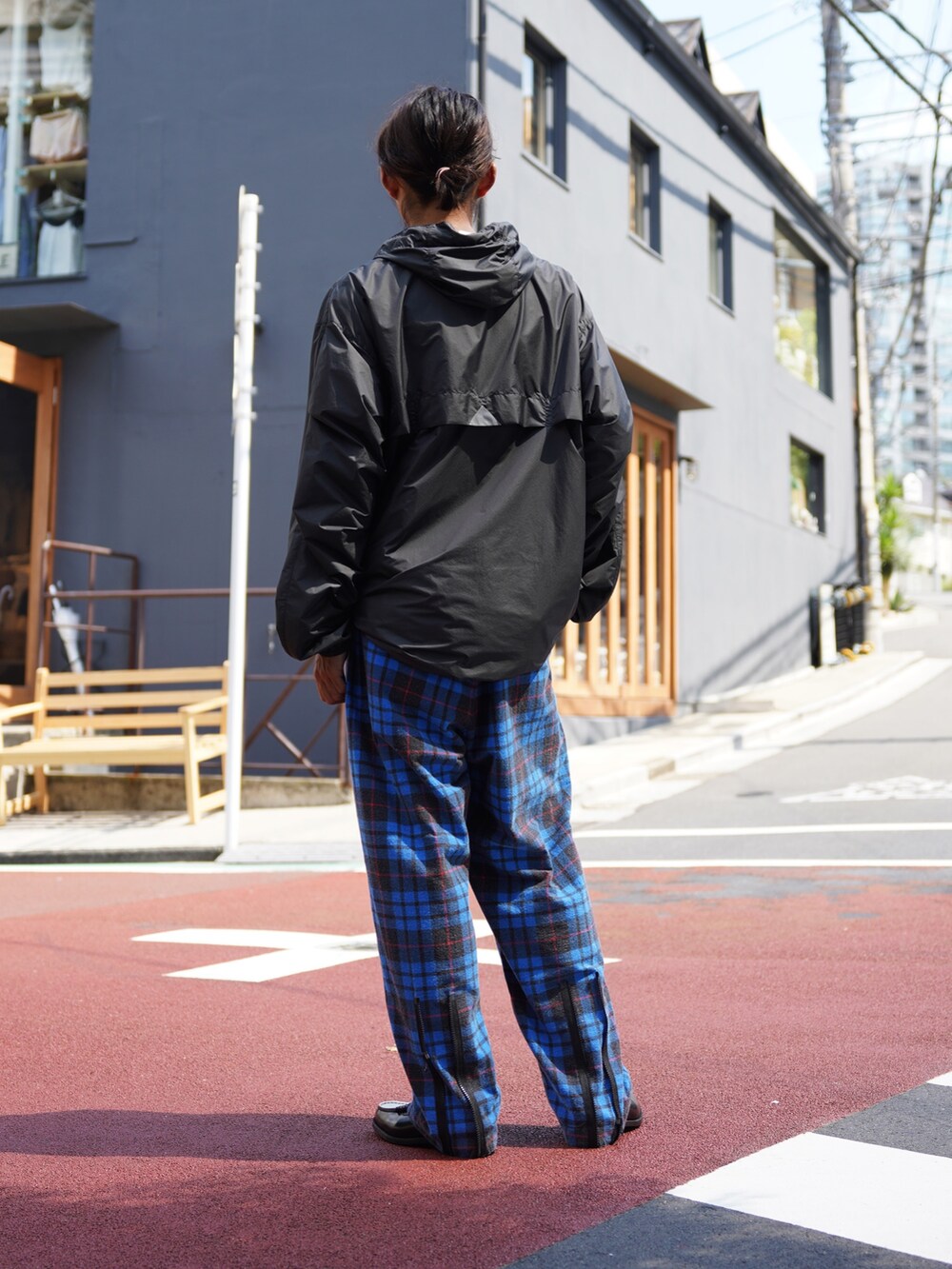 「レイヤードスタイル、秋っぽコーデ更新中、お洒落さんとつながりたい、メガネ男子、原宿系、マナスタッシュ、マナスタ、マナスタッシュづくし、マナスタイル、マナスタッサー」｜「MANASTASHのMANASTASH/マナスタッシュ/M-RIP COMPACT PARKA/マイクロリップコンパクトパーカー（ナイロンジャケット、ブラック系）」を使った、yusuke061019さん（メンズ・173cm）の秋コーディネートの3枚目の写真