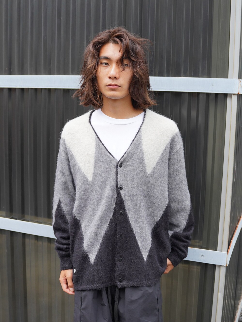 「おしゃ見えテクニック、レイヤードスタイル、デニム、30代コーデ、ハンチング、オトナカジュアル、秋服、秋冬コーデ、古着コーデ、supreme」｜「MANASTASHのMANASTASH/マナスタッシュ/ABERDEEN KURTIGAN ZG（カーディガン/ボレロ、ブラック系）」を使った、yusuke061019さん（メンズ・173cm）の秋コーディネートの3枚目の写真