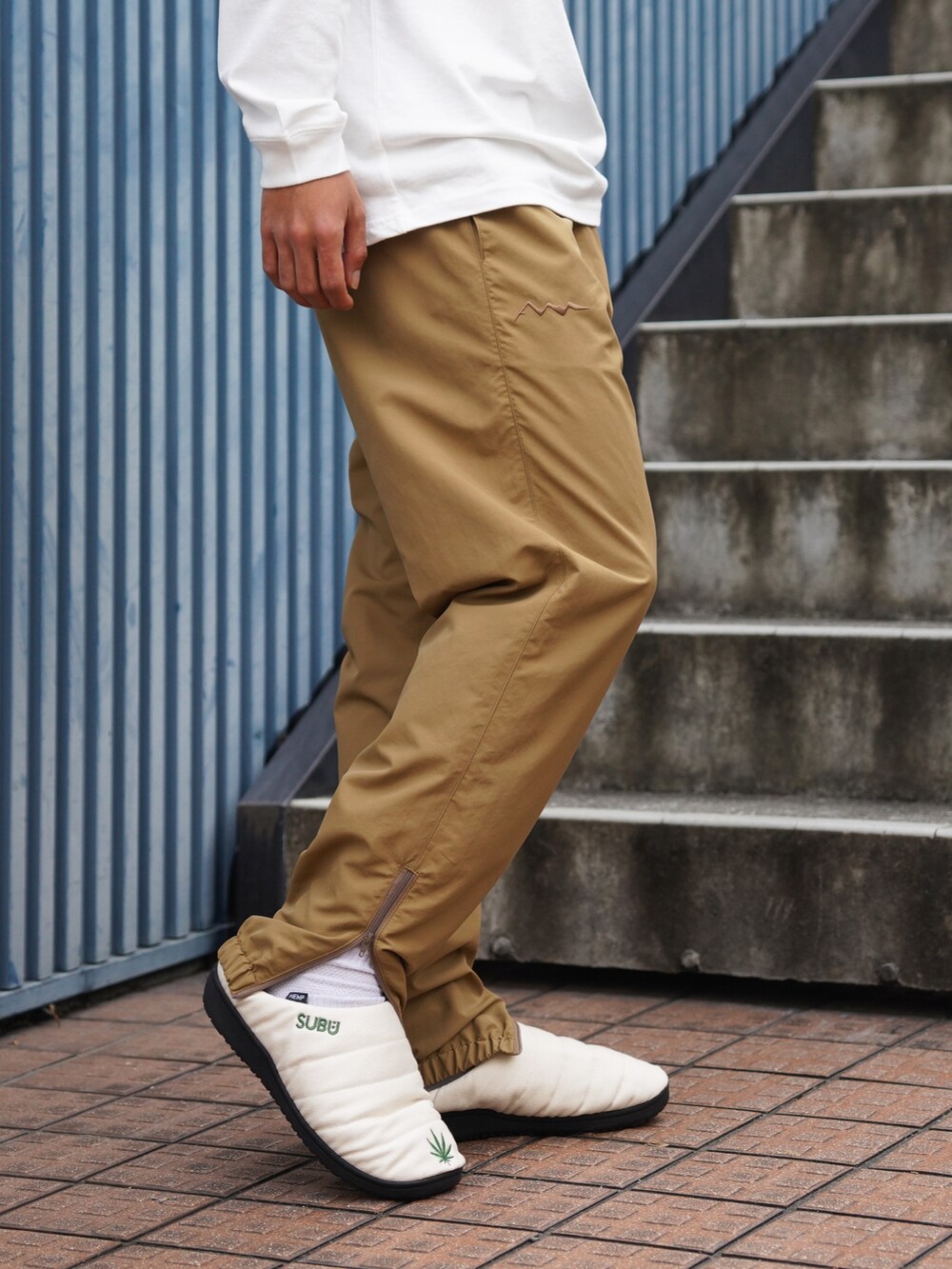 「ニットワンピース、イヤーマフ、チェックパンツ、マフラーぐるぐる、ハーフジップ、真冬のあったかスタイル、おでかけコーデ、大人カジュアル、休日コーデ、ラフコーデ、シンプルコーデ、カジュアルコーデ、オトナカジュアル、秋冬コーデ、モノトーン」｜「MANASTASHのMANASTASH×MASTERPIECE SOUND/マナスタッシュ×マスターピースサウンド/ L/S TEE/ ロングスリーブTEE（Tシャツ/カットソー、ホワイト系）」を使った、yusuke061019さん（メンズ・173cm）の冬コーディネートの7枚目の写真