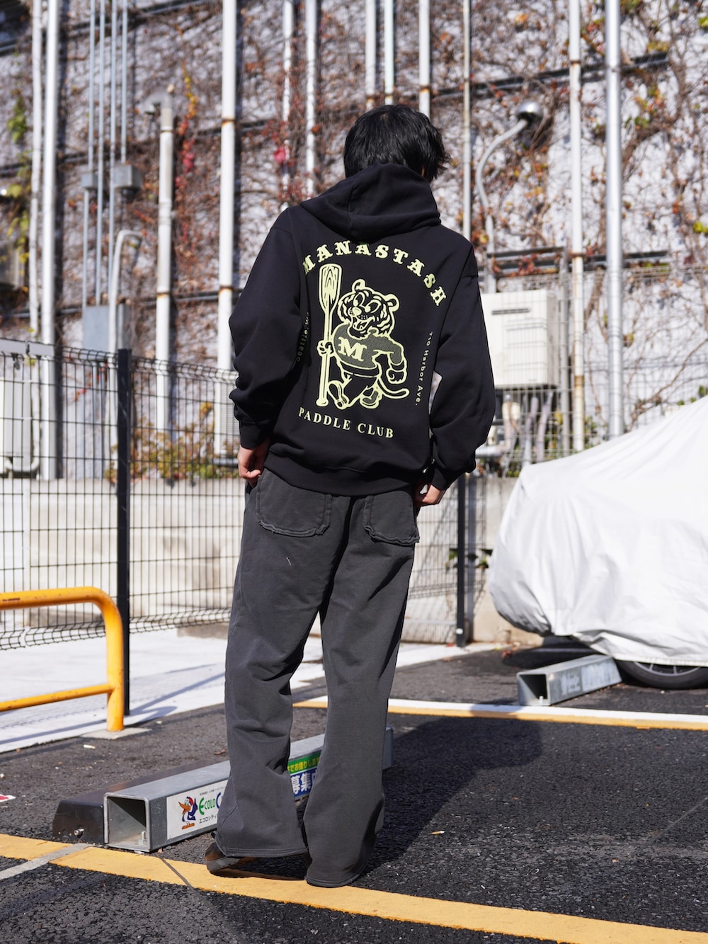 「ニットワンピース、イヤーマフ、チェックパンツ、ボアジャケット、ジップパーカー、真冬のあったかスタイル、オトナカジュアル、今日のコーデ、着回しコーデ、休日スタイル、ファッションを楽しもう、大人コーデ、おしゃれさんと繋がりたい、カーゴパンツ、メガネ男子」｜「MANASTASHのMANASTASH/マナスタッシュ/CiTee HOODIE MPC（パーカー、ブラック系）」を使った、yusuke061019さん（メンズ・173cm）の冬コーディネートの3枚目の写真