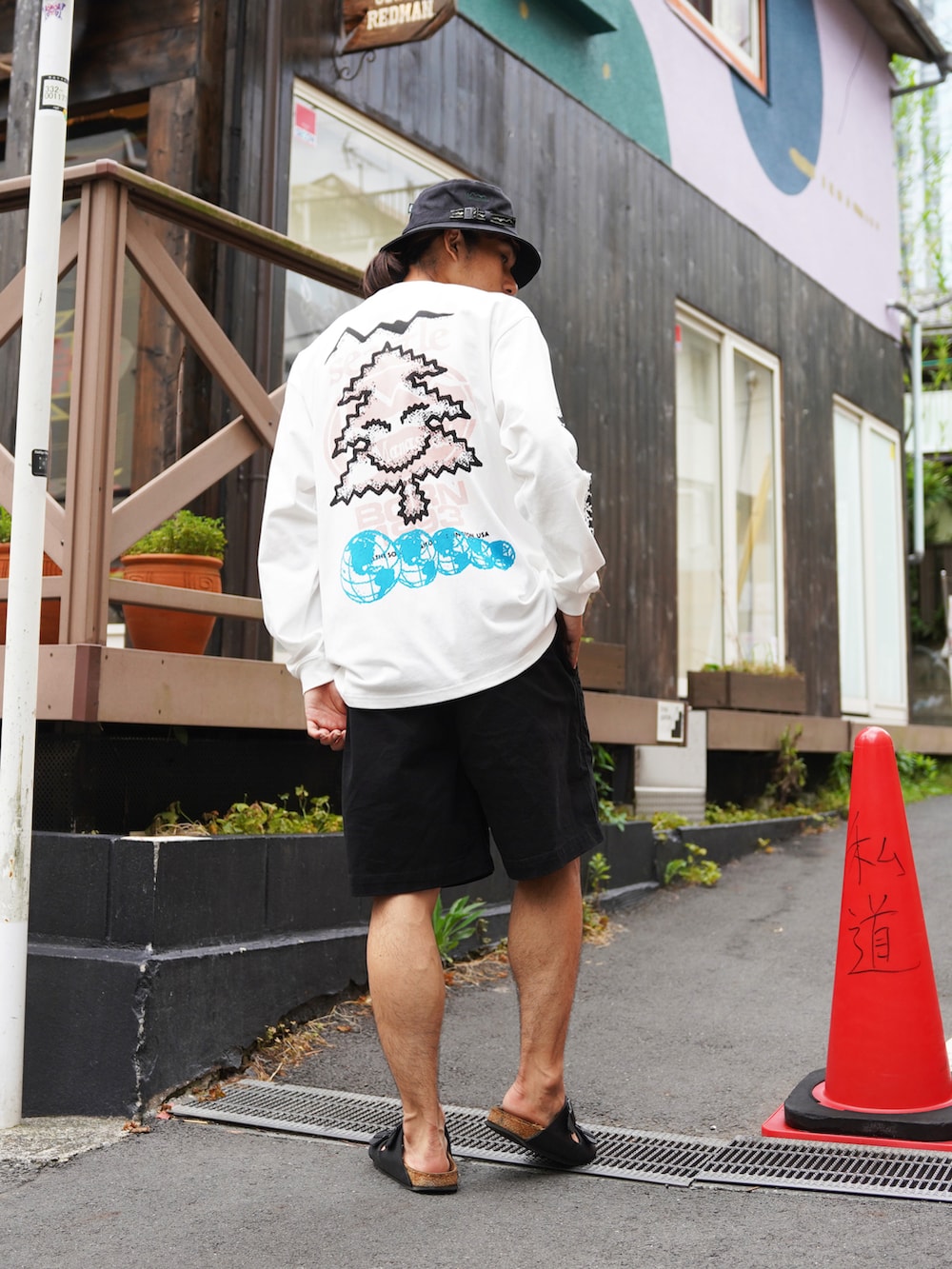 「夏、アウトドア、大人、大人カジュアル、マナスタッシュ、夏コーデ、キャンプスタイル、お洒落さんとつながりたい、お洒落になりたい、マナスタ」｜「MANASTASHのMANASTASH/マナスタッシュ/CHILLIWACK BUCKET/チリワックバケット（ハット、ブラック系）」を使った、yusuke061019さん（メンズ・173cm）の夏コーディネートの2枚目の写真