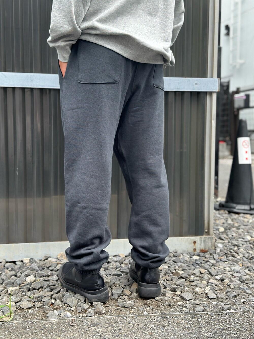 「レイヤードスタイル、メガネ男子、大人カジュアル、チェック、ストリートコーデ、キレイめカジュアル、古着MIX、レザージャケット、セットアップ、ビッグシルエット」｜「MANASTASHのMANASTASH/マナスタッシュ/CASCADE PANTS/カスケードパンツ（スウェットパンツ、ブラック系）」を使った、yusuke061019さん（メンズ・173cm）の秋コーディネートの9枚目の写真