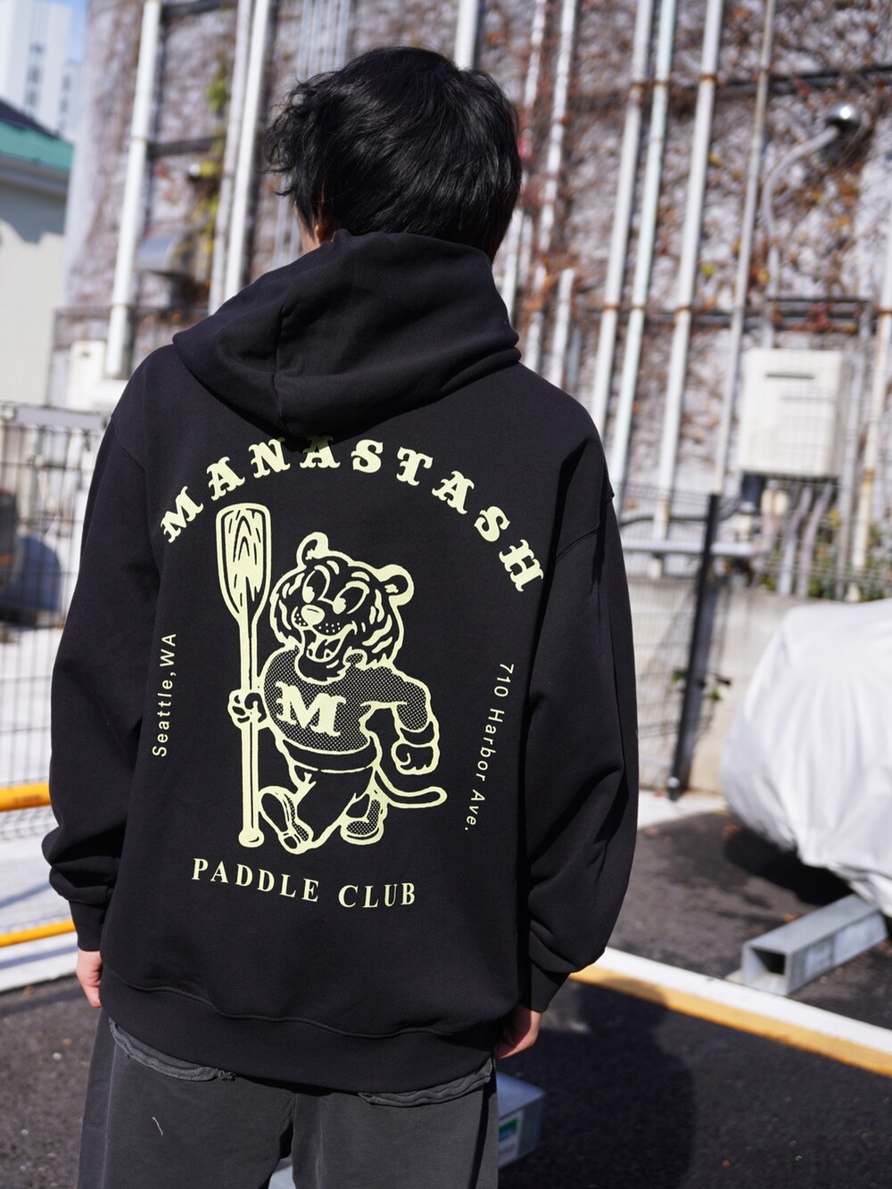 「ニットワンピース、イヤーマフ、チェックパンツ、ボアジャケット、ジップパーカー、真冬のあったかスタイル、オトナカジュアル、今日のコーデ、着回しコーデ、休日スタイル、ファッションを楽しもう、大人コーデ、おしゃれさんと繋がりたい、カーゴパンツ、メガネ男子」｜「MANASTASHのMANASTASH/マナスタッシュ/CiTee HOODIE MPC（パーカー、ブラック系）」を使った、yusuke061019さん（メンズ・173cm）の冬コーディネートの4枚目の写真