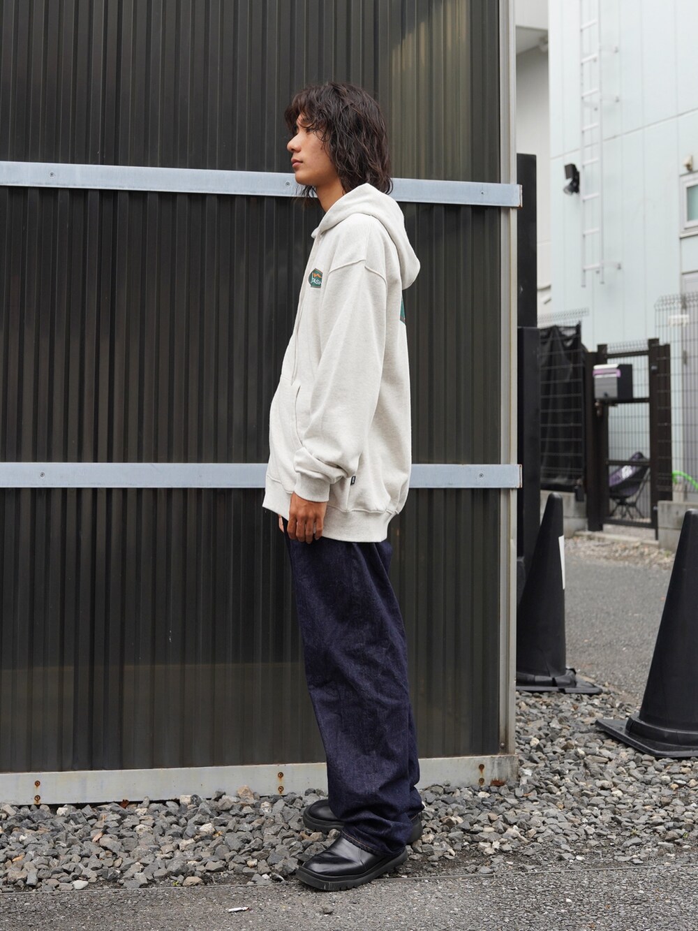 「ワイドデニム、ローファー、ワイドパンツ、サングラス、スニーカー、休日スタイル、ラフコーデ、秋っぽコーデ更新中、ヴィンテージ、メガネ男子」｜「MANASTASHのMANASTASH/マナスタッシュ/CASCADE HOODIE ORIGINAL LOGO（パーカー、ベージュ系）」を使った、yusuke061019さん（メンズ・173cm）の秋コーディネートの2枚目の写真