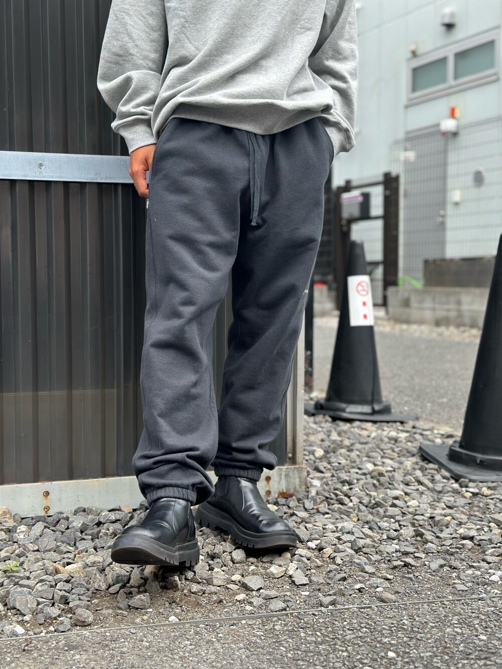 「レイヤードスタイル、メガネ男子、大人カジュアル、チェック、ストリートコーデ、キレイめカジュアル、古着MIX、レザージャケット、セットアップ、ビッグシルエット」｜「MANASTASHのMANASTASH/マナスタッシュ/CASCADE PANTS/カスケードパンツ（スウェットパンツ、ブラック系）」を使った、yusuke061019さん（メンズ・173cm）の秋コーディネートの8枚目の写真