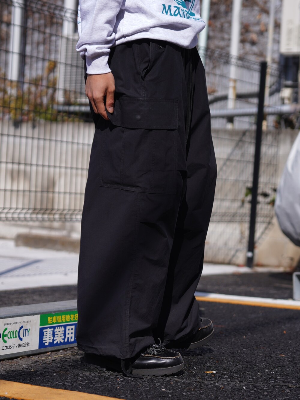 「ニットワンピース、イヤーマフ、チェックパンツ、ボアジャケット、真冬のあったかスタイル、ジップパーカー、シンプルコーデ、メンズファッション、大人カジュアル、秋冬コーデ、シンプル、休日コーデ、セットアップ、カジュアルコーデ、低身長コーデ」｜「MANASTASHのMANASTASH/マナスタッシュ/CREW SWEAT BE PREPARED（スウェット、グレー系）」を使った、yusuke061019さん（メンズ・173cm）の冬コーディネートの10枚目の写真