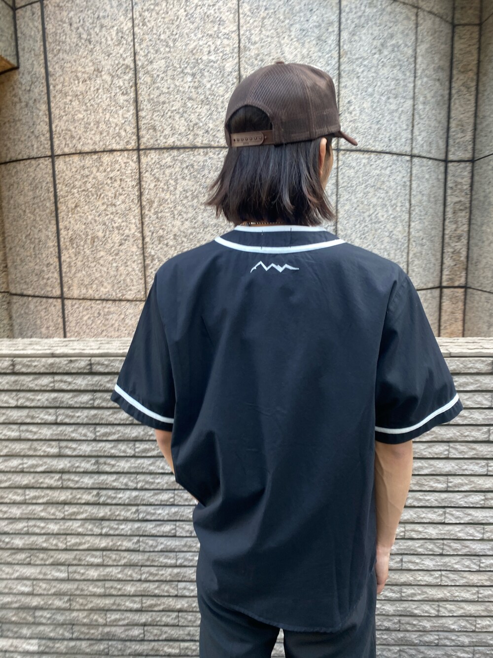 「カジュアル、シンプル、夏、黒、マナスタッシュ、春、真っ黒コーデ、カジュアルコーデ、お洒落、マナスタッシュづくし」｜「MANASTASHのMANASTASH/マナスタッシュ/COLLEGE LOGO BB SHIRT/カレッジロゴベースボールシャツ（シャツ/ブラウス、ブラック系）」を使った、yusuke061019さん（メンズ・173cm）の春コーディネートの3枚目の写真
