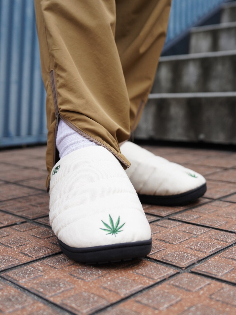 「ニットワンピース、イヤーマフ、チェックパンツ、マフラーぐるぐる、ハーフジップ、真冬のあったかスタイル、おでかけコーデ、大人カジュアル、休日コーデ、ラフコーデ、シンプルコーデ、カジュアルコーデ、オトナカジュアル、秋冬コーデ、モノトーン」｜「MANASTASHのMANASTASH×MASTERPIECE SOUND/マナスタッシュ×マスターピースサウンド/ L/S TEE/ ロングスリーブTEE（Tシャツ/カットソー、ホワイト系）」を使った、yusuke061019さん（メンズ・173cm）の冬コーディネートの5枚目の写真