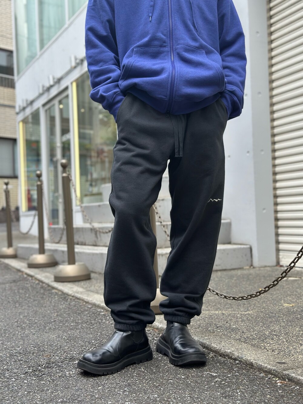 「ワイドパンツ、ヴィンテージ、韓国ファッション、デートコーデ、チェック、セットアップ、アディダス、ビッグシルエット、ブラック、キレイめカジュアル」｜「MANASTASHのMANASTASH/マナスタッシュ/CASCADE PANTS/カスケードパンツ（スウェットパンツ、ブラック系）」を使った、yusuke061019さん（メンズ・173cm）の秋コーディネートの7枚目の写真