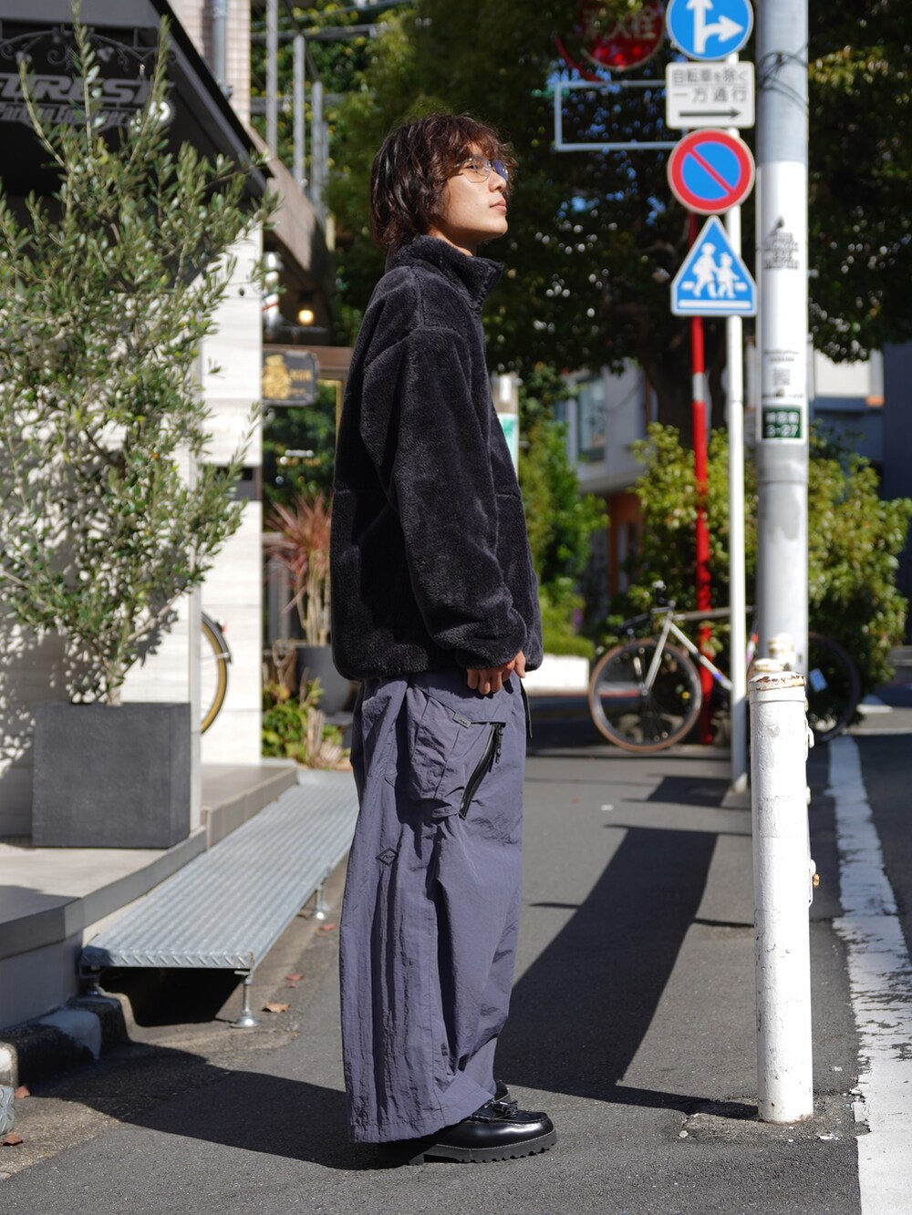 「レザー、キルティング、ロングコート、ブラウン、古着MIX、セットアップ、カーゴパンツ、シンプルスタイル、休日コーデ、ストリートコーデ」｜「MANASTASHのMANASTASH/マナスタッシュ/BIGFOOT JACKET '24/ビッグフットジャケット（ブルゾン、ブラック系）」を使った、yusuke061019さん（メンズ・173cm）の秋コーディネートの3枚目の写真
