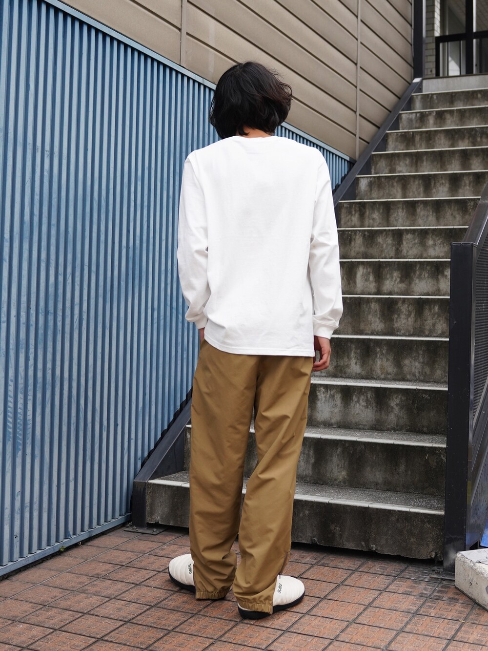「ニットワンピース、イヤーマフ、チェックパンツ、マフラーぐるぐる、ハーフジップ、真冬のあったかスタイル、おでかけコーデ、大人カジュアル、休日コーデ、ラフコーデ、シンプルコーデ、カジュアルコーデ、オトナカジュアル、秋冬コーデ、モノトーン」｜「MANASTASHのMANASTASH×MASTERPIECE SOUND/マナスタッシュ×マスターピースサウンド/ L/S TEE/ ロングスリーブTEE（Tシャツ/カットソー、ホワイト系）」を使った、yusuke061019さん（メンズ・173cm）の冬コーディネートの4枚目の写真