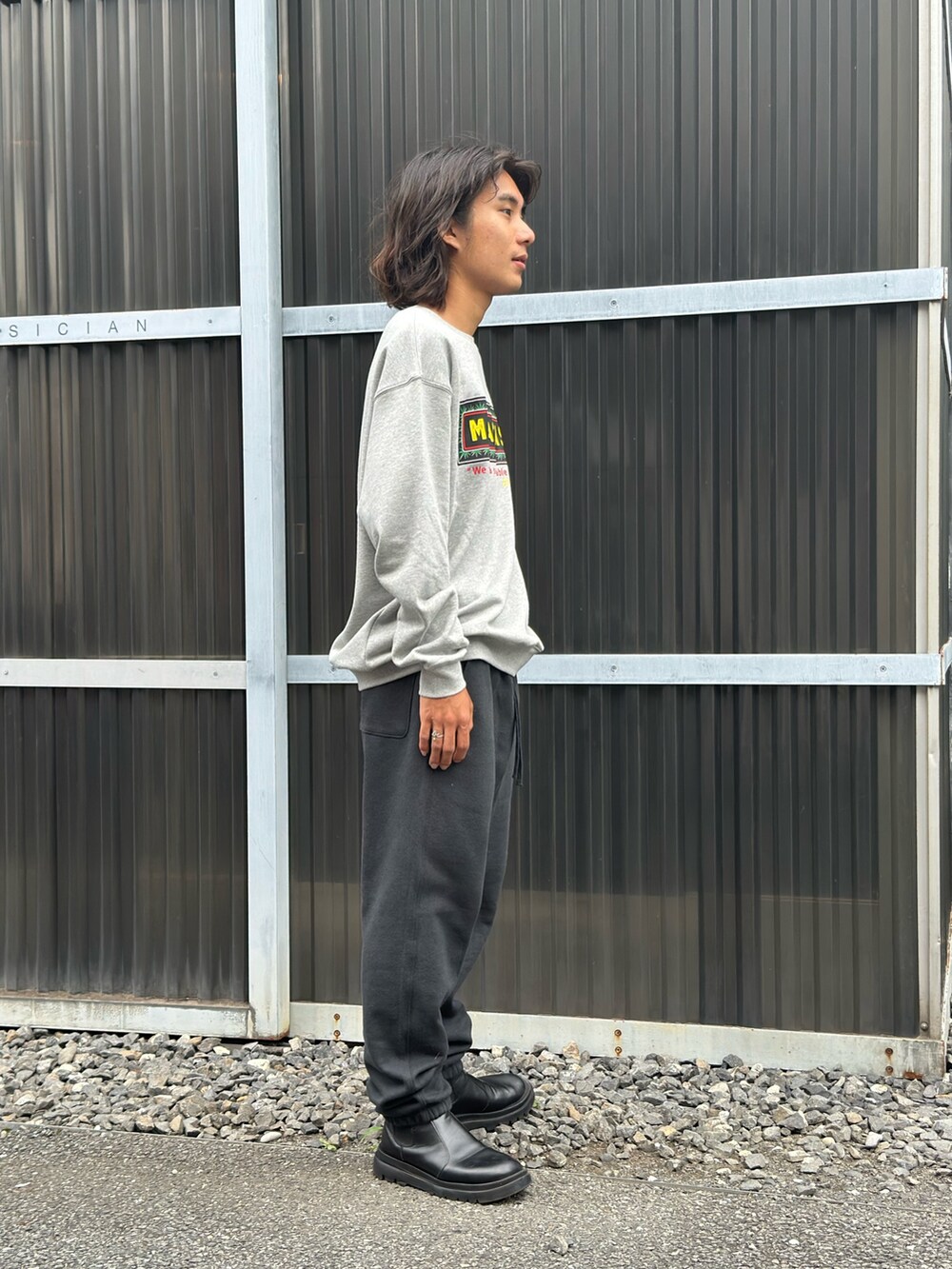 「レイヤードスタイル、メガネ男子、大人カジュアル、チェック、ストリートコーデ、キレイめカジュアル、古着MIX、レザージャケット、セットアップ、ビッグシルエット」｜「MANASTASHのMANASTASH/マナスタッシュ/CASCADE PANTS/カスケードパンツ（スウェットパンツ、ブラック系）」を使った、yusuke061019さん（メンズ・173cm）の秋コーディネートの2枚目の写真