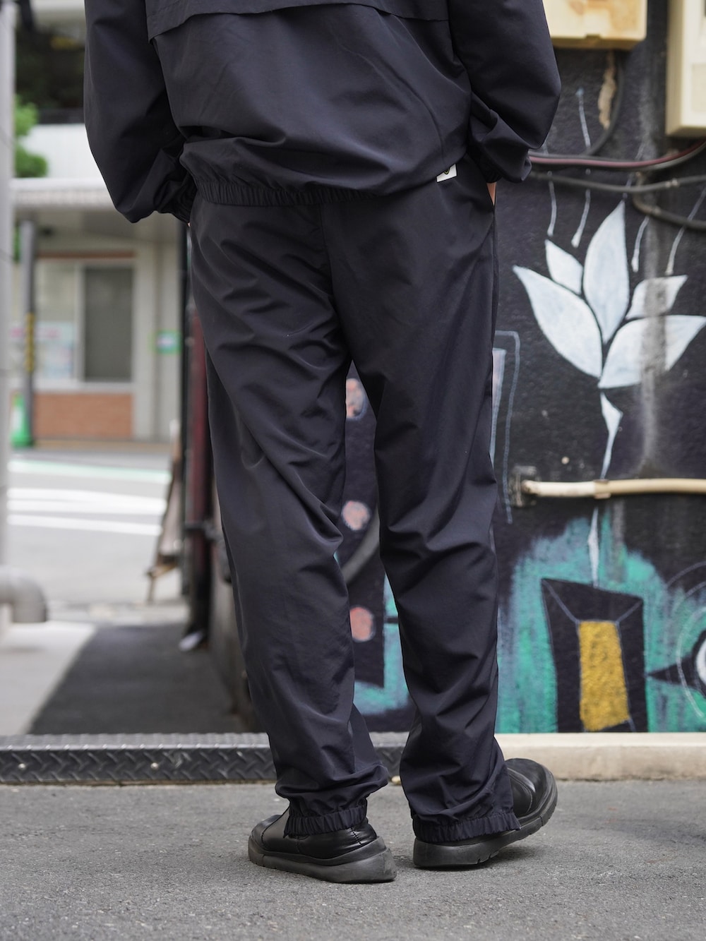 「ニットワンピース、イヤーマフ、チェックパンツ、マフラーぐるぐる、ハーフジップ、真冬のあったかスタイル、おでかけコーデ、大人カジュアル、カジュアルコーデ、休日コーデ、ラフコーデ、オトナカジュアル、シンプルコーデ、秋冬コーデ」｜「MANASTASHのMANASTASH×MASTERPIECE SOUND/マナスタッシュ×マスターピースサウンド/TRACK JACKET/トラックジャケット（ブルゾン、ベージュ系）」を使った、yusuke061019さん（メンズ・173cm）の冬コーディネートの2枚目の写真