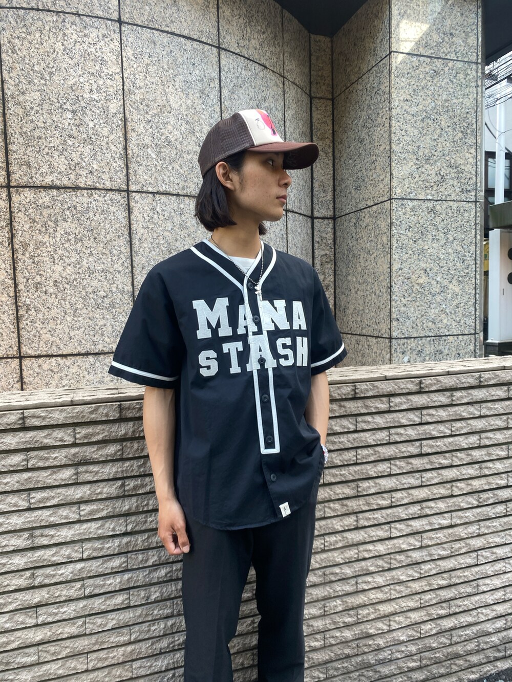 「カジュアル、シンプル、夏、黒、マナスタッシュ、春、真っ黒コーデ、カジュアルコーデ、お洒落、マナスタッシュづくし」｜「MANASTASHのMANASTASH/マナスタッシュ/COLLEGE LOGO BB SHIRT/カレッジロゴベースボールシャツ（シャツ/ブラウス、ブラック系）」を使った、yusuke061019さん（メンズ・173cm）の春コーディネートの2枚目の写真