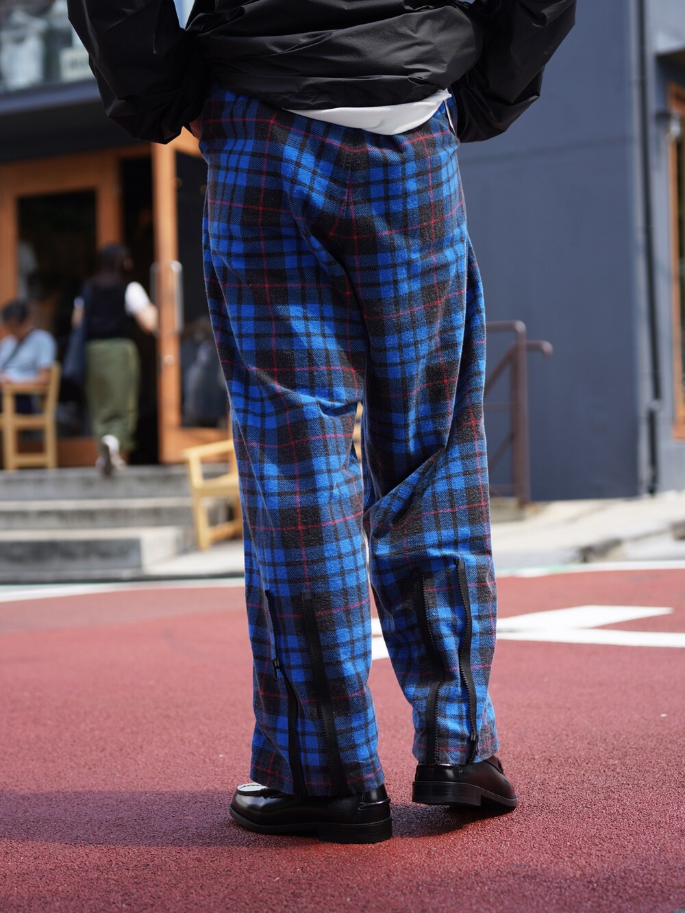 「レイヤードスタイル、秋っぽコーデ更新中、お洒落さんとつながりたい、メガネ男子、原宿系、マナスタッシュ、マナスタ、マナスタッシュづくし、マナスタイル、マナスタッサー」｜「MANASTASHのMANASTASH/マナスタッシュ/M-RIP COMPACT PARKA/マイクロリップコンパクトパーカー（ナイロンジャケット、ブラック系）」を使った、yusuke061019さん（メンズ・173cm）の秋コーディネートの6枚目の写真