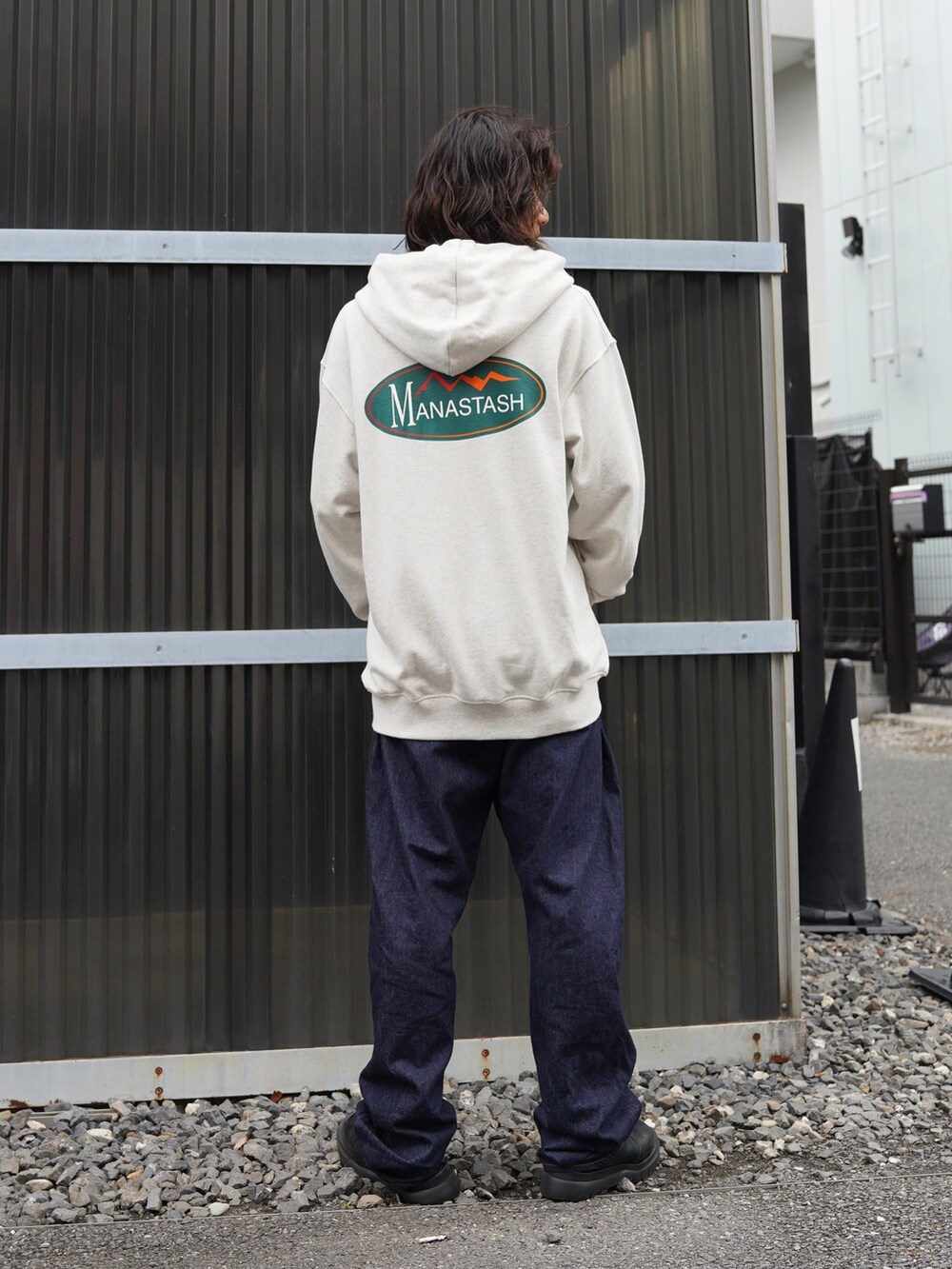 「ワイドデニム、ローファー、ワイドパンツ、サングラス、スニーカー、休日スタイル、ラフコーデ、秋っぽコーデ更新中、ヴィンテージ、メガネ男子」｜「MANASTASHのMANASTASH/マナスタッシュ/CASCADE HOODIE ORIGINAL LOGO（パーカー、ベージュ系）」を使った、yusuke061019さん（メンズ・173cm）の秋コーディネートの3枚目の写真
