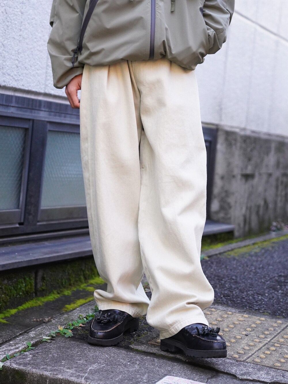 「ニットワンピース、イヤーマフ、チェックパンツ、ボアジャケット、ジップパーカー、真冬のあったかスタイル、ゆるコーデ、カジュアルコーデ、ワイドパンツ、おしゃれさんと繋がりたい、ブラック、初春コーデ、ラクチンコーデ、低身長コーデ、おじさん」｜「MANASTASHのMANASTASH/マナスタッシュ/EXTRA MILE TRANSFORM JACKET（ブルゾン、グリーン系）」を使った、yusuke061019さん（メンズ・173cm）の冬コーディネートの8枚目の写真
