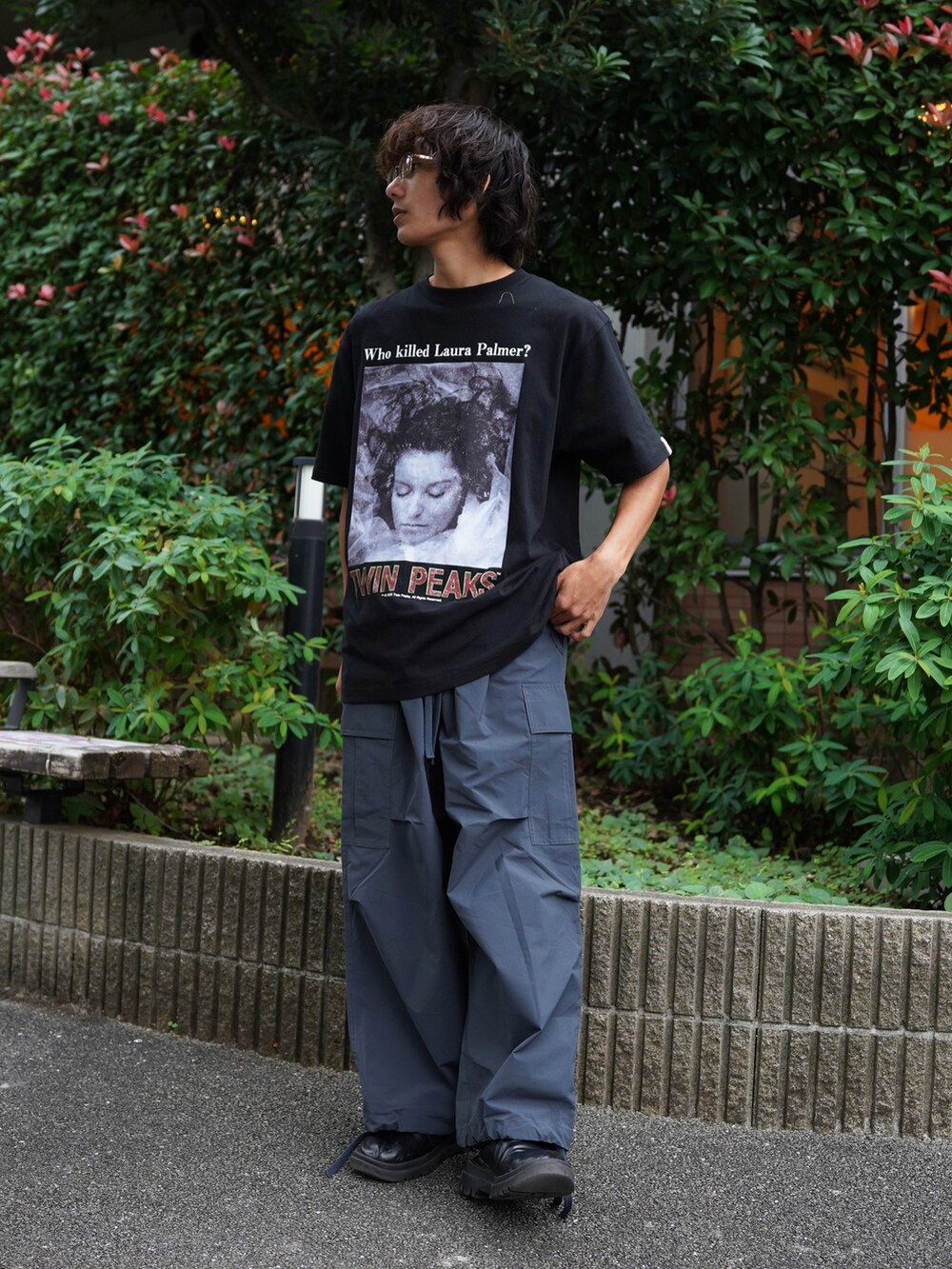 「おしゃ見えテクニック、ニット、デニム、レイヤードスタイル、古着MIX、日常に魔法を、シンプルスタイル、お洒落さんとつながりたい、メンズコーデ、オトナカジュアル」｜「MANASTASHのMANASTASH/マナスタッシュ/TWIN PEAKS TEE 01/ツイン・ピークスTシャツ01（Tシャツ/カットソー、ブラック系）」を使った、yusuke061019さん（メンズ・173cm）の秋コーディネートの5枚目の写真