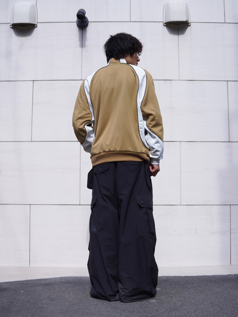 「サスペンダー、スカーフ、ネクタイ、トラックパンツ、メガネ男子、メガネ女子、かんたん！着回しコーデ術、春色、今日のコーデ、シンプルコーデ、大人コーデ、デニム、ラフコーデ、ootd、春服」｜「MANASTASHのMANASTASH/マナスタッシュ/MANATROOPER PANTS/マナトゥルーパーパンツ（カーゴパンツ、ブラック系）」を使った、yusuke061019さん（メンズ・173cm）の冬コーディネートの3枚目の写真