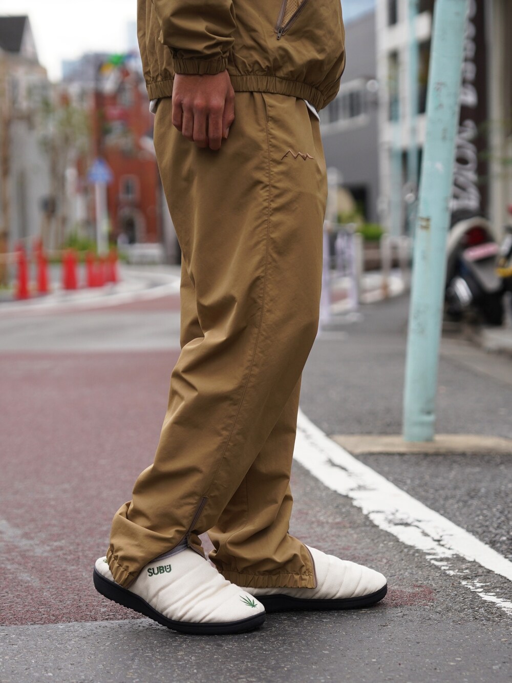 「キルティング、ロングコート、淡色コーデ、冬アウター、オトナカジュアル、おしゃれさんと繋がりたい、シンプルコーデ、休日スタイル、オーバーサイズ、着回しコーデ、マイベストコーデ2024、ゆるコーデ、スポーツミックス、きれいめカジュアル、冬のコーデ」｜「MANASTASHのMANASTASH×MASTERPIECE SOUND/マナスタッシュ×マスターピースサウンド/TRACK JACKET/トラックジャケット（ブルゾン、ベージュ系）」を使った、yusuke061019さん（メンズ・173cm）の冬コーディネートの4枚目の写真