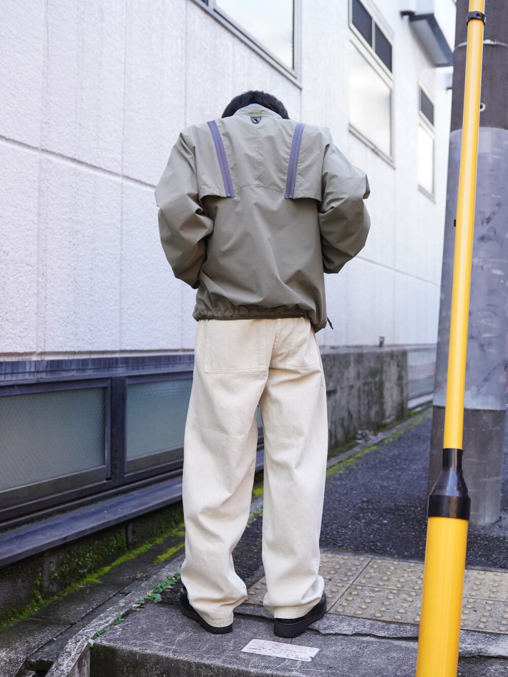 「ニットワンピース、イヤーマフ、チェックパンツ、ボアジャケット、ジップパーカー、真冬のあったかスタイル、ゆるコーデ、カジュアルコーデ、ワイドパンツ、おしゃれさんと繋がりたい、ブラック、初春コーデ、ラクチンコーデ、低身長コーデ、おじさん」｜「MANASTASHのMANASTASH/マナスタッシュ/EXTRA MILE TRANSFORM JACKET（ブルゾン、グリーン系）」を使った、yusuke061019さん（メンズ・173cm）の冬コーディネートの3枚目の写真