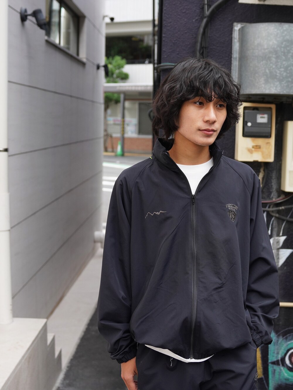 「ニットワンピース、イヤーマフ、チェックパンツ、マフラーぐるぐる、ハーフジップ、真冬のあったかスタイル、おでかけコーデ、大人カジュアル、カジュアルコーデ、休日コーデ、ラフコーデ、オトナカジュアル、シンプルコーデ、秋冬コーデ」｜「MANASTASHのMANASTASH×MASTERPIECE SOUND/マナスタッシュ×マスターピースサウンド/TRACK JACKET/トラックジャケット（ブルゾン、ベージュ系）」を使った、yusuke061019さん（メンズ・173cm）の冬コーディネートの5枚目の写真