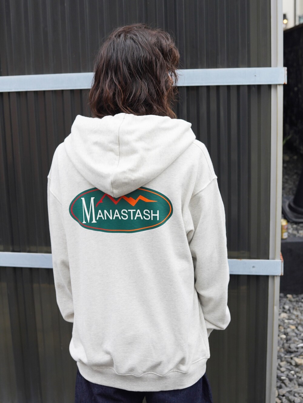 「ワイドデニム、ローファー、ワイドパンツ、サングラス、スニーカー、休日スタイル、ラフコーデ、秋っぽコーデ更新中、ヴィンテージ、メガネ男子」｜「MANASTASHのMANASTASH/マナスタッシュ/CASCADE HOODIE ORIGINAL LOGO（パーカー、ベージュ系）」を使った、yusuke061019さん（メンズ・173cm）の秋コーディネートの6枚目の写真