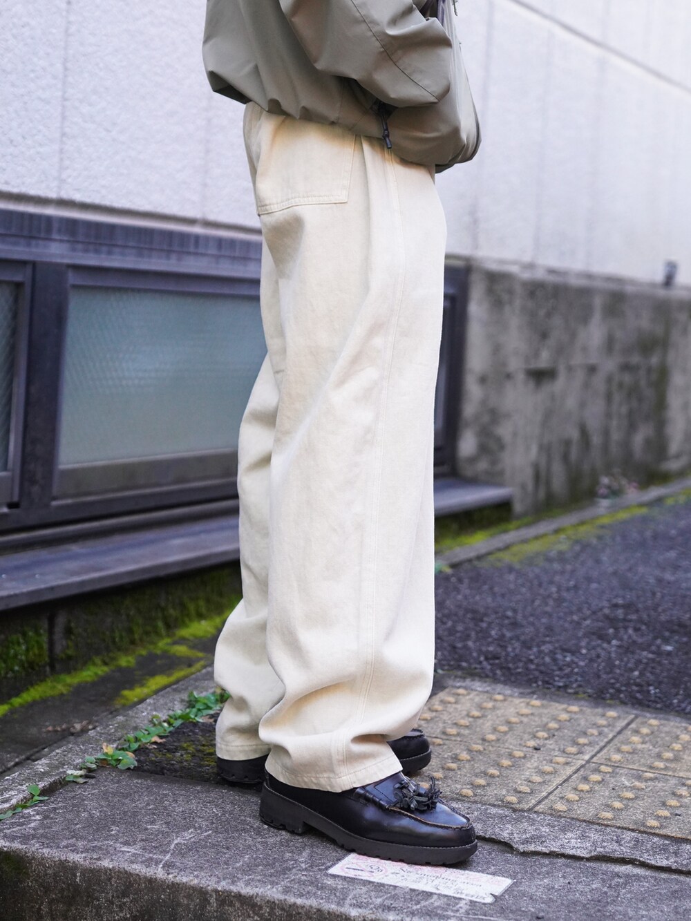 「ニットワンピース、イヤーマフ、チェックパンツ、ボアジャケット、ジップパーカー、真冬のあったかスタイル、ゆるコーデ、カジュアルコーデ、ワイドパンツ、おしゃれさんと繋がりたい、ブラック、初春コーデ、ラクチンコーデ、低身長コーデ、おじさん」｜「MANASTASHのMANASTASH/マナスタッシュ/EXTRA MILE TRANSFORM JACKET（ブルゾン、グリーン系）」を使った、yusuke061019さん（メンズ・173cm）の冬コーディネートの9枚目の写真