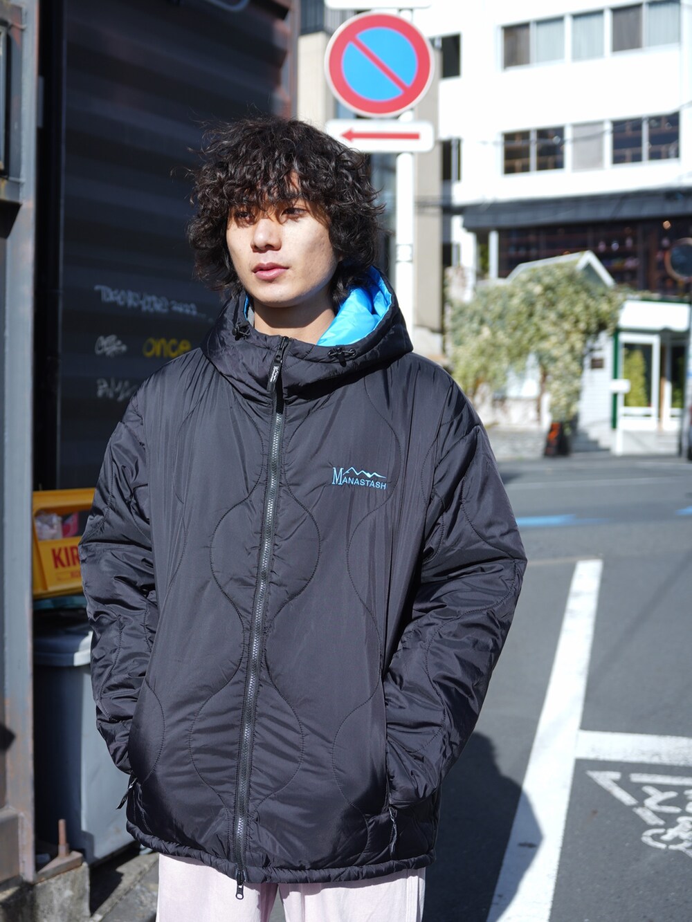 「キルティング、シンプルスタイル、ビッグシルエット、おしゃれさんと繋がりたい、最近のいい感じコーデ、デニム、メンズコーデ、ホワイトコーデ、冬コーデ、クリスマスに着たい服」｜「MANASTASHのMANASTASH/マナスタッシュ/Y2K REVERSIBLE HOODIE '24（ブルゾン、ブラック系）」を使った、yusuke061019さん（メンズ・173cm）の冬コーディネートの8枚目の写真