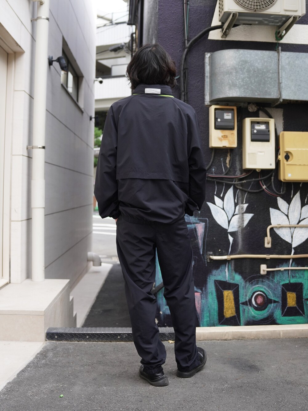「ニットワンピース、イヤーマフ、チェックパンツ、マフラーぐるぐる、ハーフジップ、真冬のあったかスタイル、おでかけコーデ、大人カジュアル、カジュアルコーデ、休日コーデ、ラフコーデ、オトナカジュアル、シンプルコーデ、秋冬コーデ」｜「MANASTASHのMANASTASH×MASTERPIECE SOUND/マナスタッシュ×マスターピースサウンド/TRACK JACKET/トラックジャケット（ブルゾン、ベージュ系）」を使った、yusuke061019さん（メンズ・173cm）の冬コーディネートの3枚目の写真