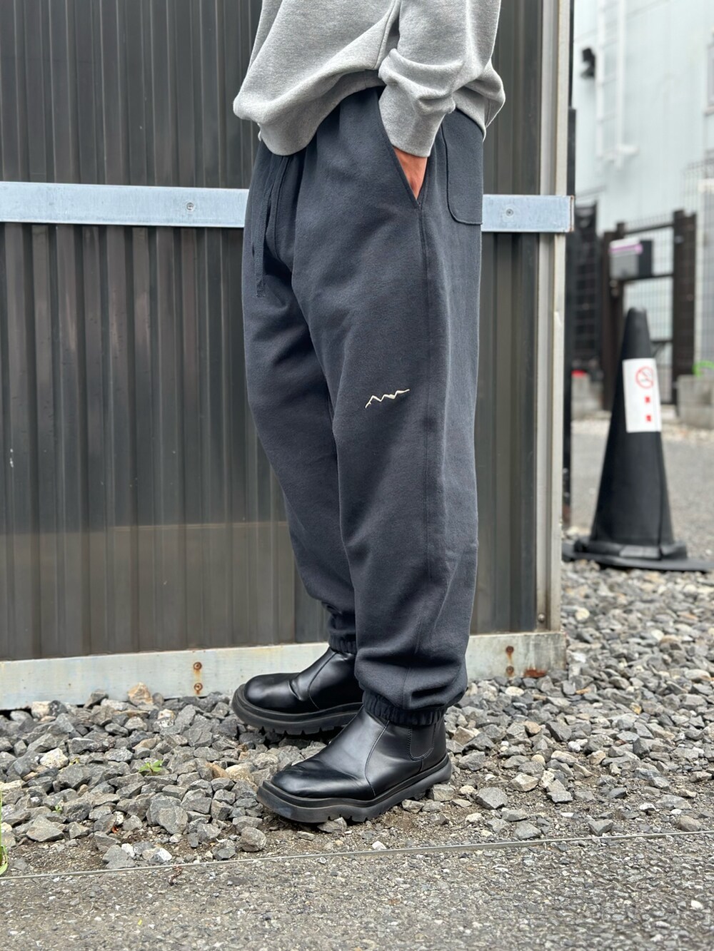 「レイヤードスタイル、メガネ男子、大人カジュアル、チェック、ストリートコーデ、キレイめカジュアル、古着MIX、レザージャケット、セットアップ、ビッグシルエット」｜「MANASTASHのMANASTASH/マナスタッシュ/CASCADE PANTS/カスケードパンツ（スウェットパンツ、ブラック系）」を使った、yusuke061019さん（メンズ・173cm）の秋コーディネートの7枚目の写真