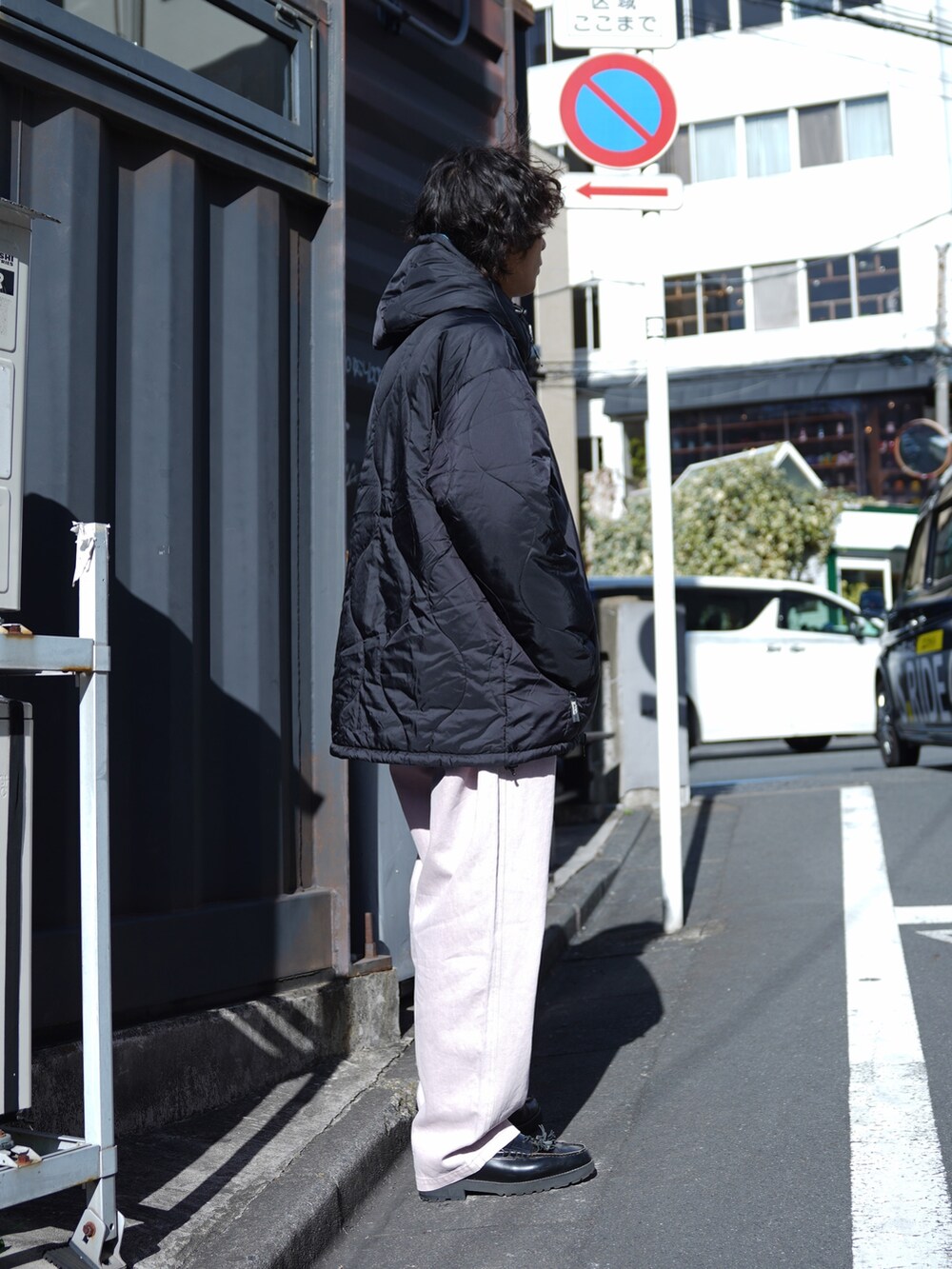 「キルティング、シンプルスタイル、ビッグシルエット、おしゃれさんと繋がりたい、最近のいい感じコーデ、デニム、メンズコーデ、ホワイトコーデ、冬コーデ、クリスマスに着たい服」｜「MANASTASHのMANASTASH/マナスタッシュ/Y2K REVERSIBLE HOODIE '24（ブルゾン、ブラック系）」を使った、yusuke061019さん（メンズ・173cm）の冬コーディネートの3枚目の写真