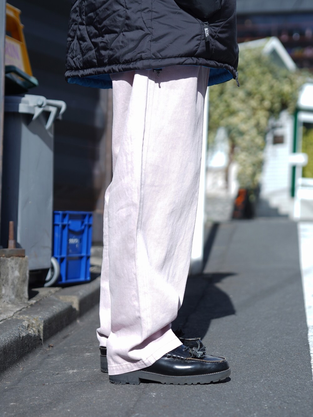 「キルティング、シンプルスタイル、ビッグシルエット、おしゃれさんと繋がりたい、最近のいい感じコーデ、デニム、メンズコーデ、ホワイトコーデ、冬コーデ、クリスマスに着たい服」｜「MANASTASHのMANASTASH/マナスタッシュ/Y2K REVERSIBLE HOODIE '24（ブルゾン、ブラック系）」を使った、yusuke061019さん（メンズ・173cm）の冬コーディネートの7枚目の写真