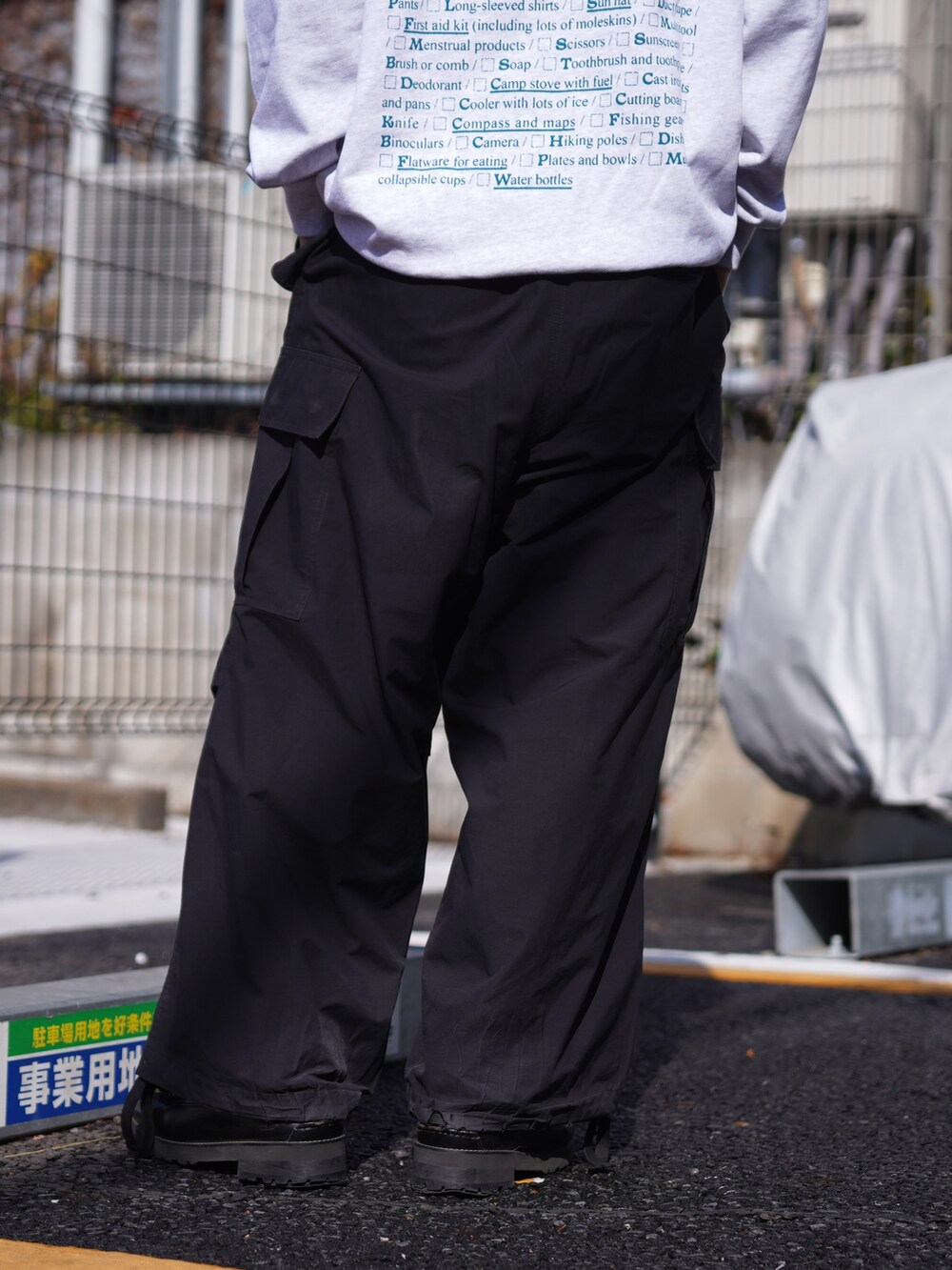 「ニットワンピース、イヤーマフ、チェックパンツ、ボアジャケット、真冬のあったかスタイル、ジップパーカー、シンプルコーデ、メンズファッション、大人カジュアル、秋冬コーデ、シンプル、休日コーデ、セットアップ、カジュアルコーデ、低身長コーデ」｜「MANASTASHのMANASTASH/マナスタッシュ/CREW SWEAT BE PREPARED（スウェット、グレー系）」を使った、yusuke061019さん（メンズ・173cm）の冬コーディネートの7枚目の写真