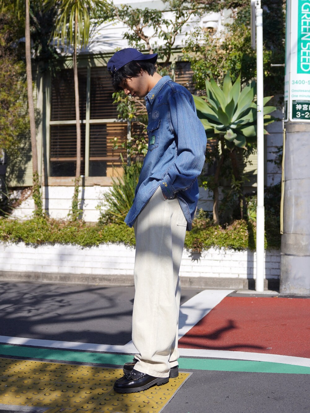 「ニットワンピース、イヤーマフ、チェックパンツ、ジップパーカー、真冬のあったかスタイル、ボアジャケット、シンプルコーデ、休日コーデ、メンズファッション、お出かけコーデ、大人カジュアル、ラフコーデ、きれいめカジュアル、最近のいい感じコーデ、アメカジコーデ」｜「MANASTASHのMANASTASH/マナスタッシュ/WESTERN EMB. SHIRT（シャツ/ブラウス、ブルー系）」を使った、yusuke061019さん（メンズ・173cm）の冬コーディネートの2枚目の写真