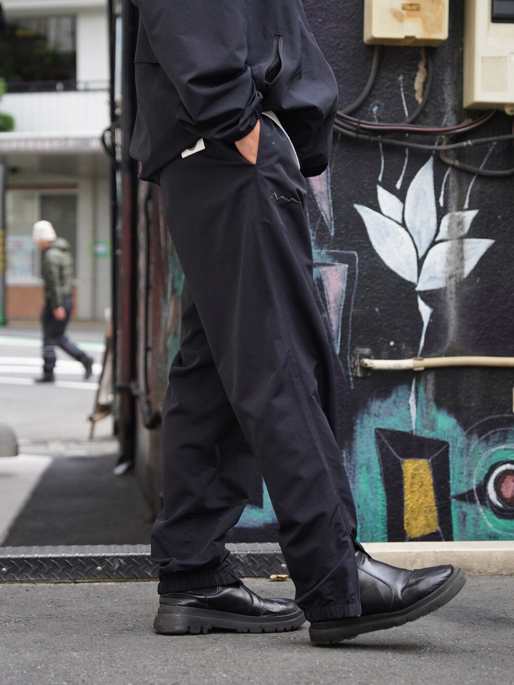 「ニットワンピース、イヤーマフ、チェックパンツ、マフラーぐるぐる、ハーフジップ、真冬のあったかスタイル、おでかけコーデ、大人カジュアル、カジュアルコーデ、休日コーデ、ラフコーデ、オトナカジュアル、シンプルコーデ、秋冬コーデ」｜「MANASTASHのMANASTASH×MASTERPIECE SOUND/マナスタッシュ×マスターピースサウンド/TRACK JACKET/トラックジャケット（ブルゾン、ベージュ系）」を使った、yusuke061019さん（メンズ・173cm）の冬コーディネートの8枚目の写真