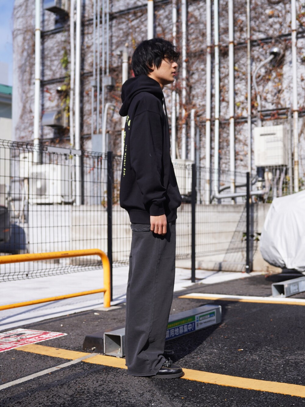 「ニットワンピース、イヤーマフ、チェックパンツ、ボアジャケット、ジップパーカー、真冬のあったかスタイル、オトナカジュアル、今日のコーデ、着回しコーデ、休日スタイル、ファッションを楽しもう、大人コーデ、おしゃれさんと繋がりたい、カーゴパンツ、メガネ男子」｜「MANASTASHのMANASTASH/マナスタッシュ/CiTee HOODIE MPC（パーカー、ブラック系）」を使った、yusuke061019さん（メンズ・173cm）の冬コーディネートの2枚目の写真