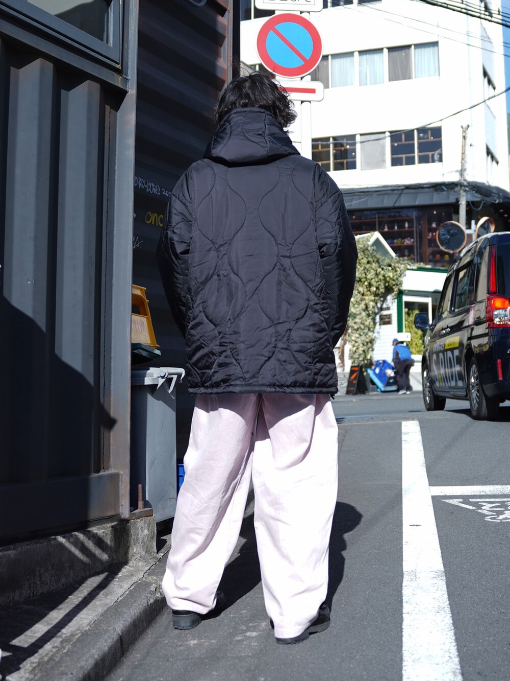 「キルティング、シンプルスタイル、ビッグシルエット、おしゃれさんと繋がりたい、最近のいい感じコーデ、デニム、メンズコーデ、ホワイトコーデ、冬コーデ、クリスマスに着たい服」｜「MANASTASHのMANASTASH/マナスタッシュ/Y2K REVERSIBLE HOODIE '24（ブルゾン、ブラック系）」を使った、yusuke061019さん（メンズ・173cm）の冬コーディネートの2枚目の写真